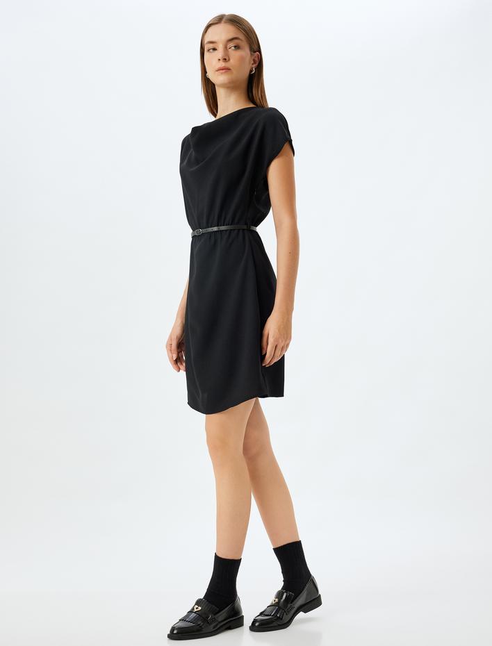  Dökümlü Yaka Kemerli Kısa Kollu Mini Elbise