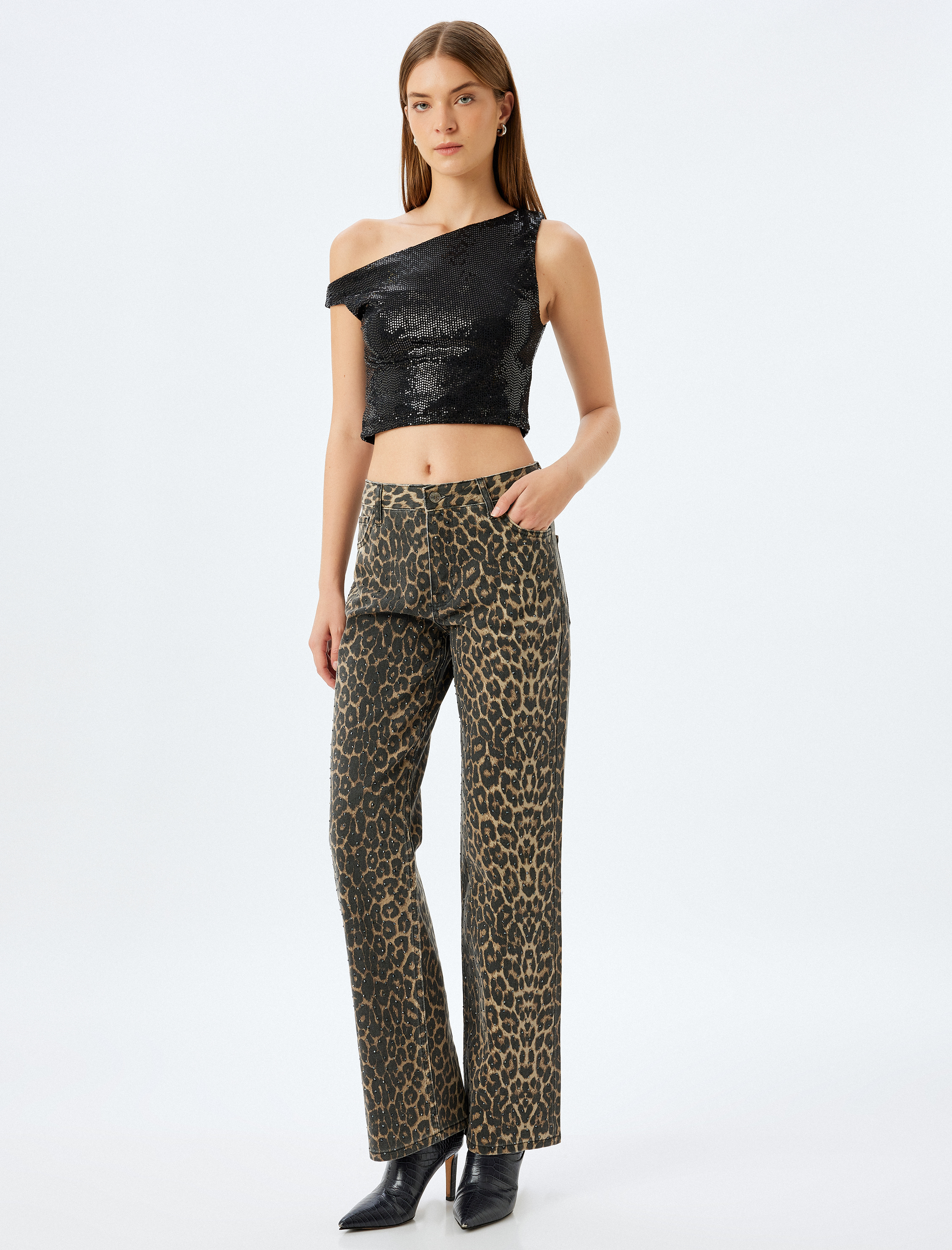   Koton X İnji - Pullu Payetli Kayık Yaka Crop Kolsuz Slim Fit Bluz