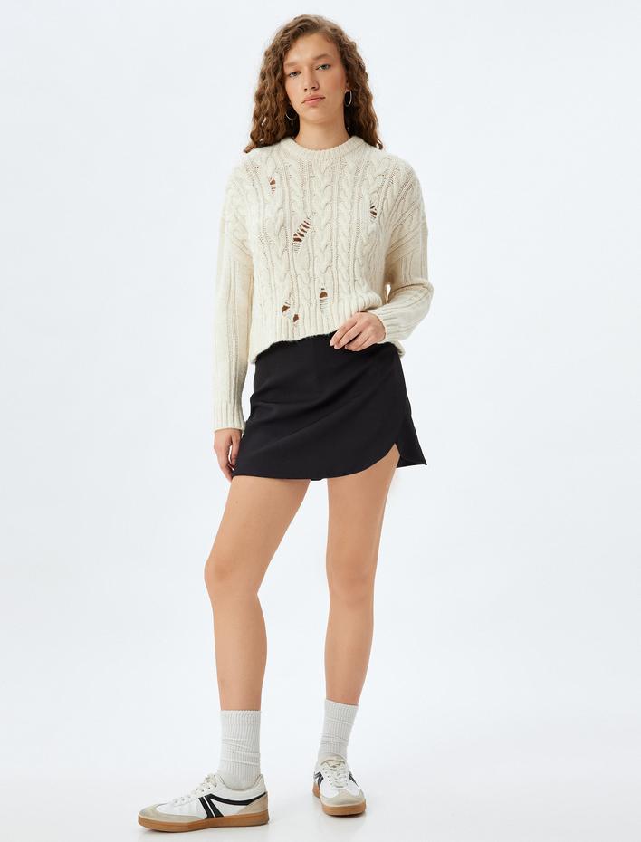  Bisiklet Yaka Saç Örgü Dokulu Yıpratılmış Triko Kazak