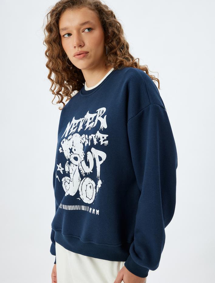  Bisiklet Yaka Slogan Baskılı Oversize Şardonlu Sweatshirt