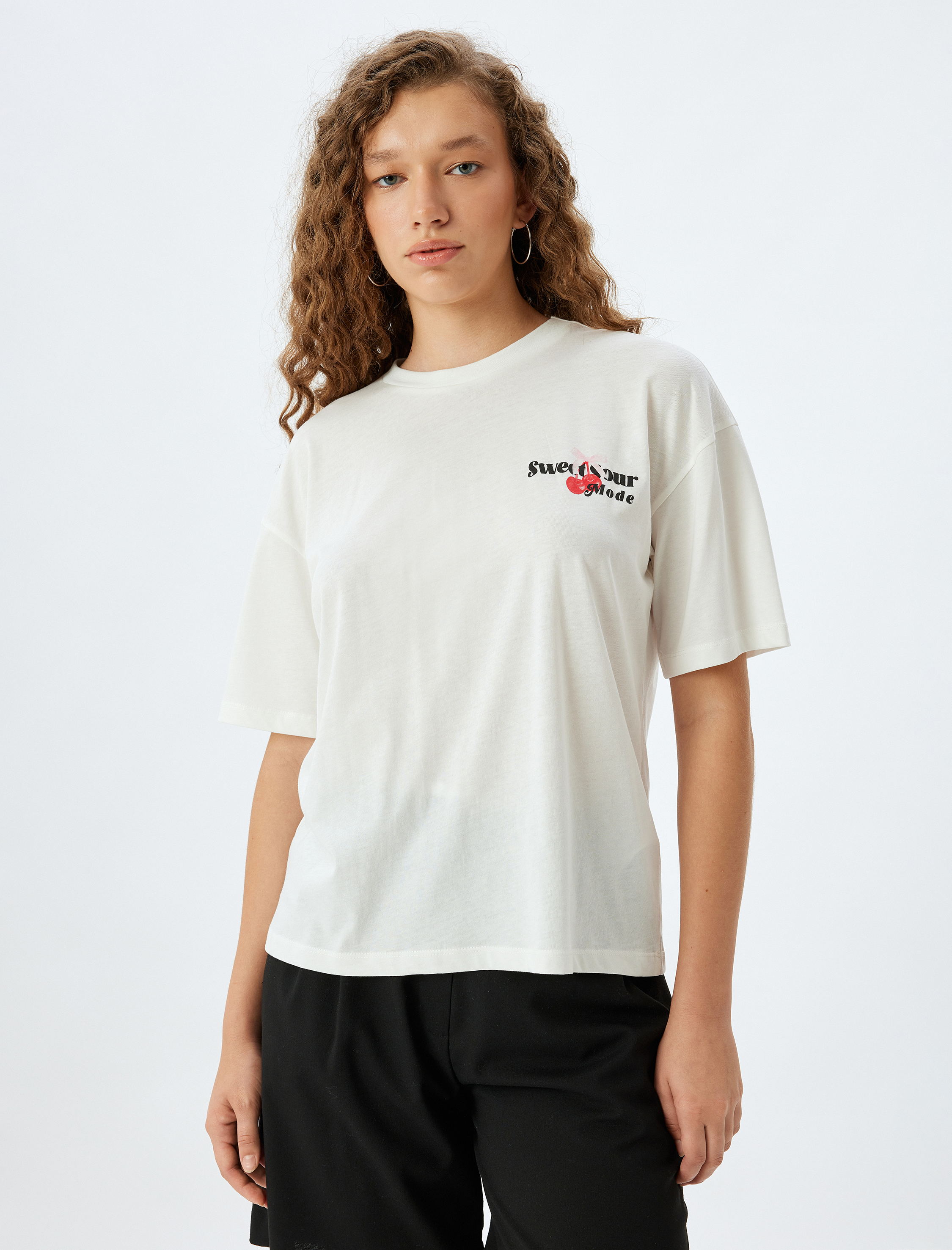   Arkası Kiraz Baskılı Tişört Bisiklet Yaka Kısa Kollu Rahat Kalıp Pamuklu