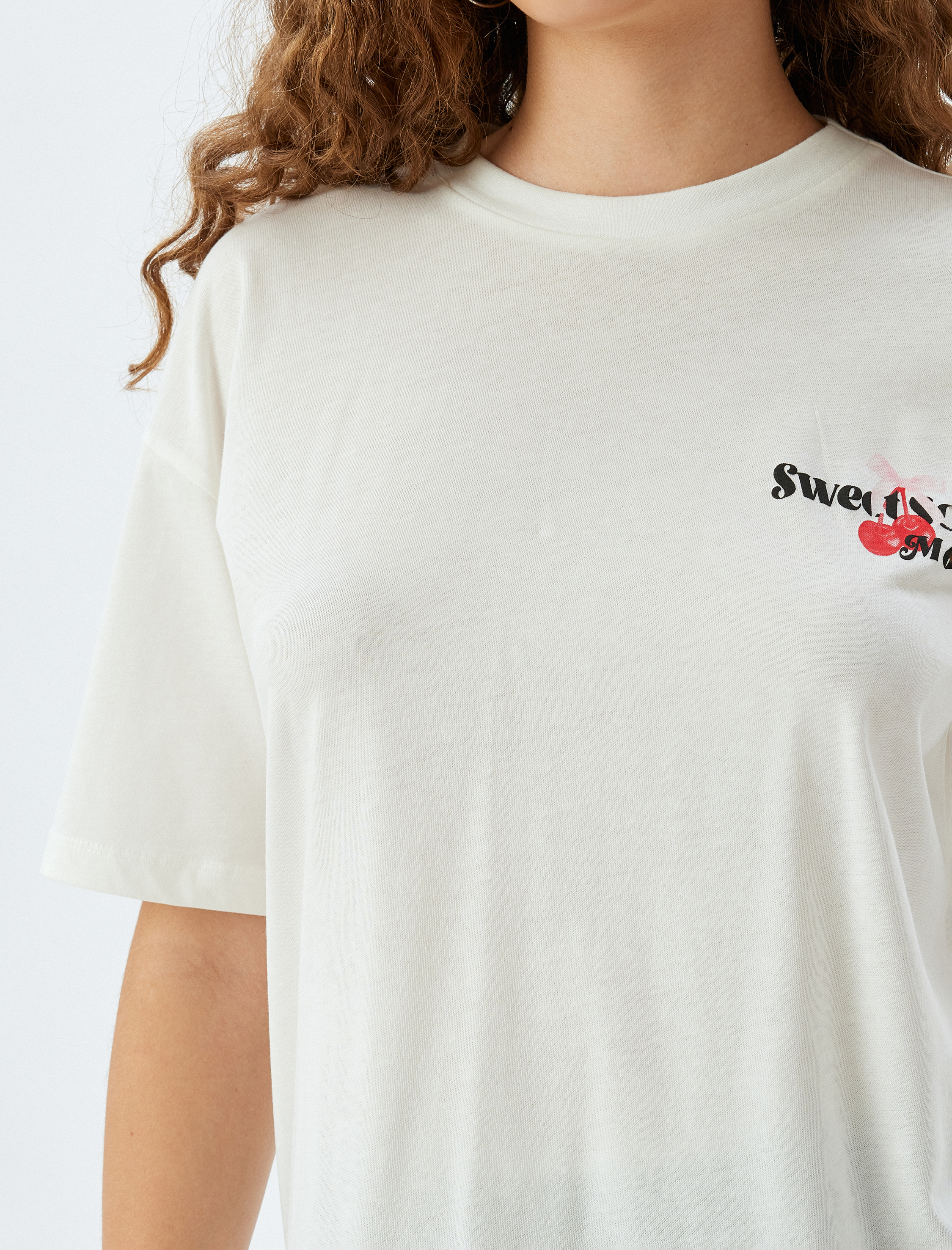   Arkası Kiraz Baskılı Tişört Bisiklet Yaka Kısa Kollu Rahat Kalıp Pamuklu