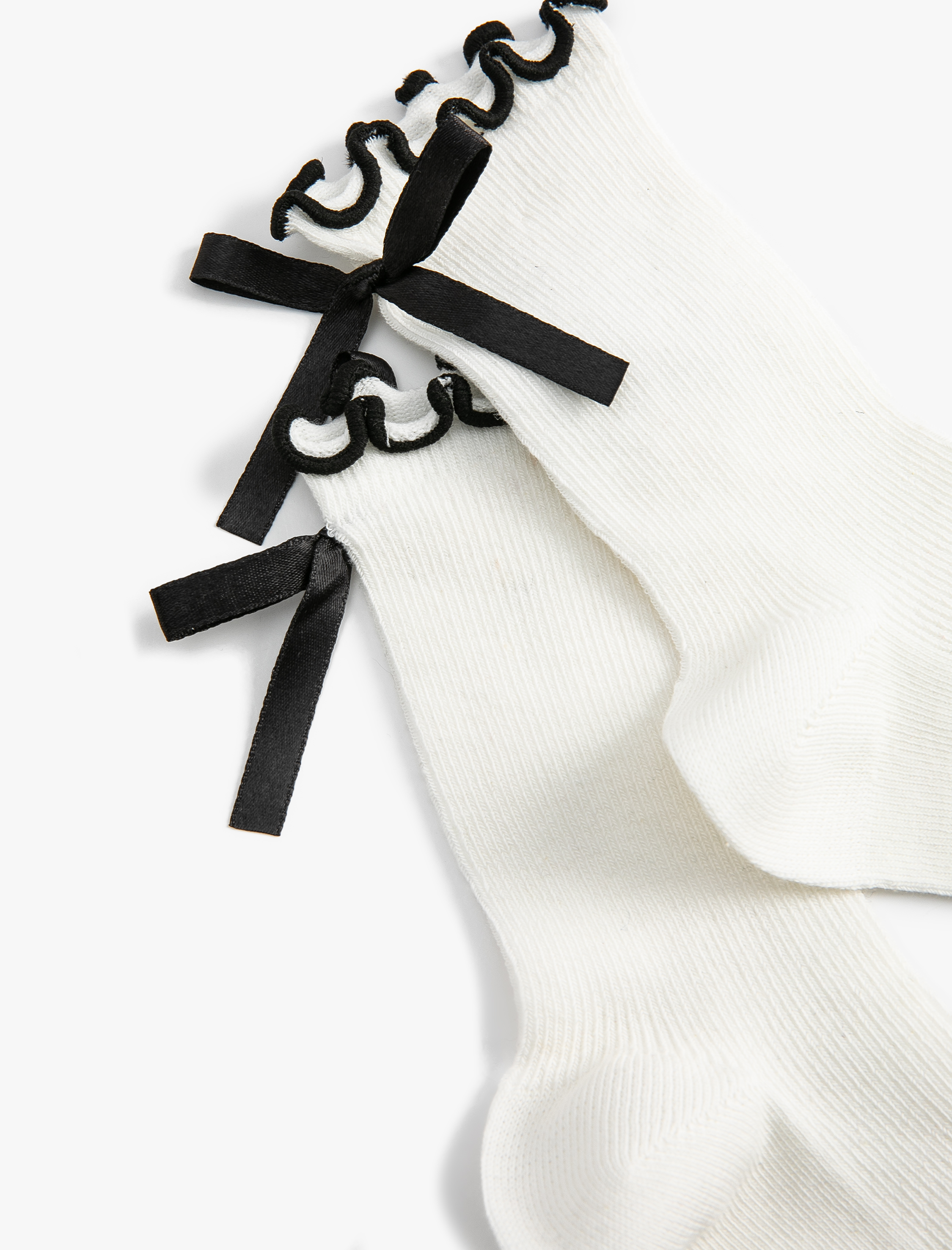  Kadın Fiyonklu Fırfırlı Soket Çorap