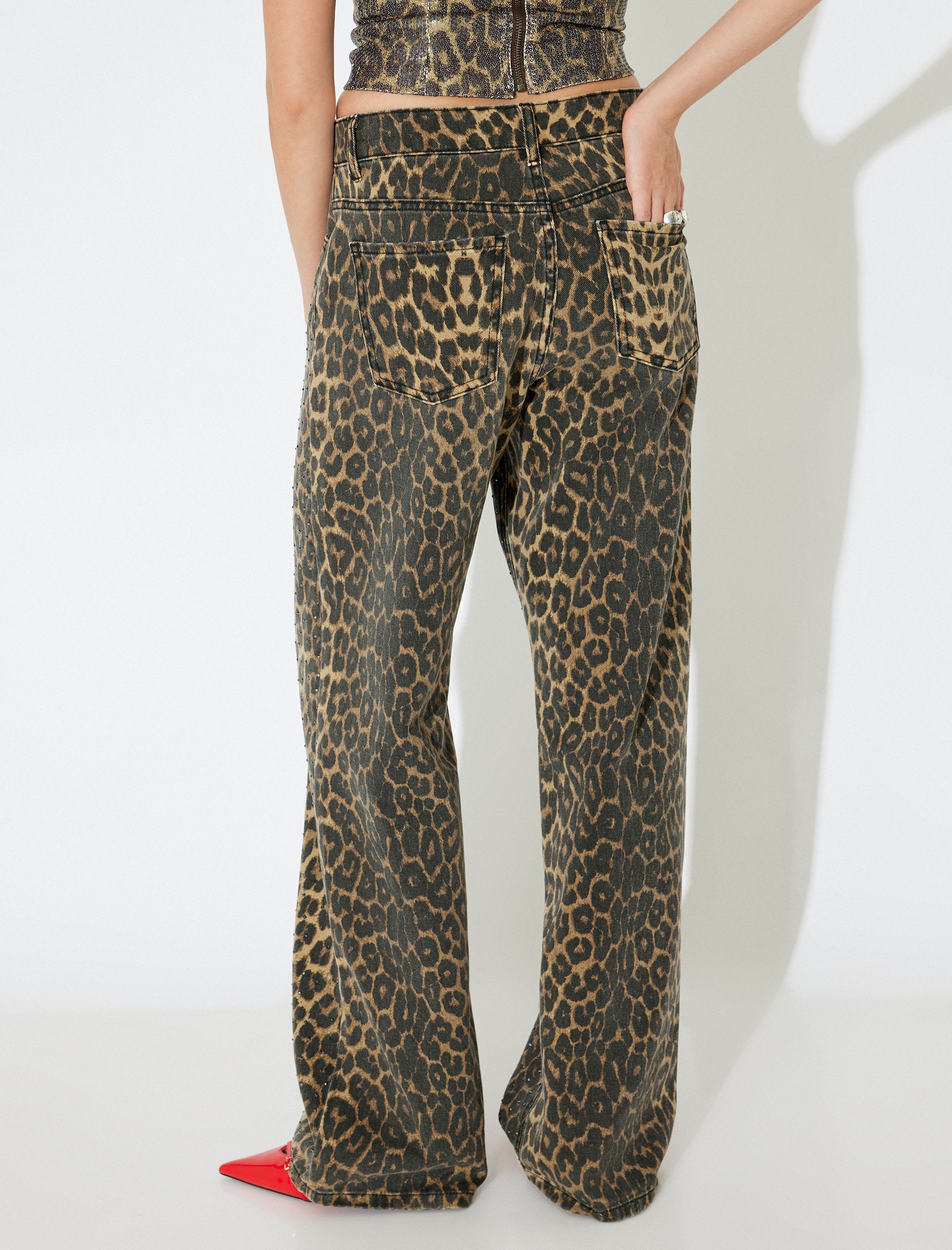   Koton X İnji - Taşlı Uzun Düz Paça Normal Bel Düğmeli Cepli Leopar Pantolon - Longer Straight Fit Jean