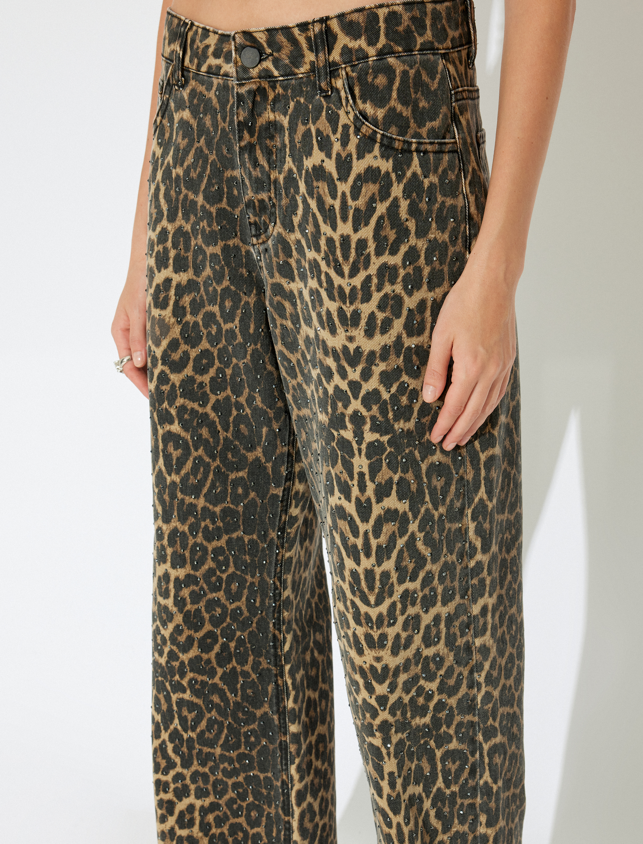   Koton X İnji - Taşlı Uzun Düz Paça Normal Bel Düğmeli Cepli Leopar Pantolon - Longer Straight Fit Jean
