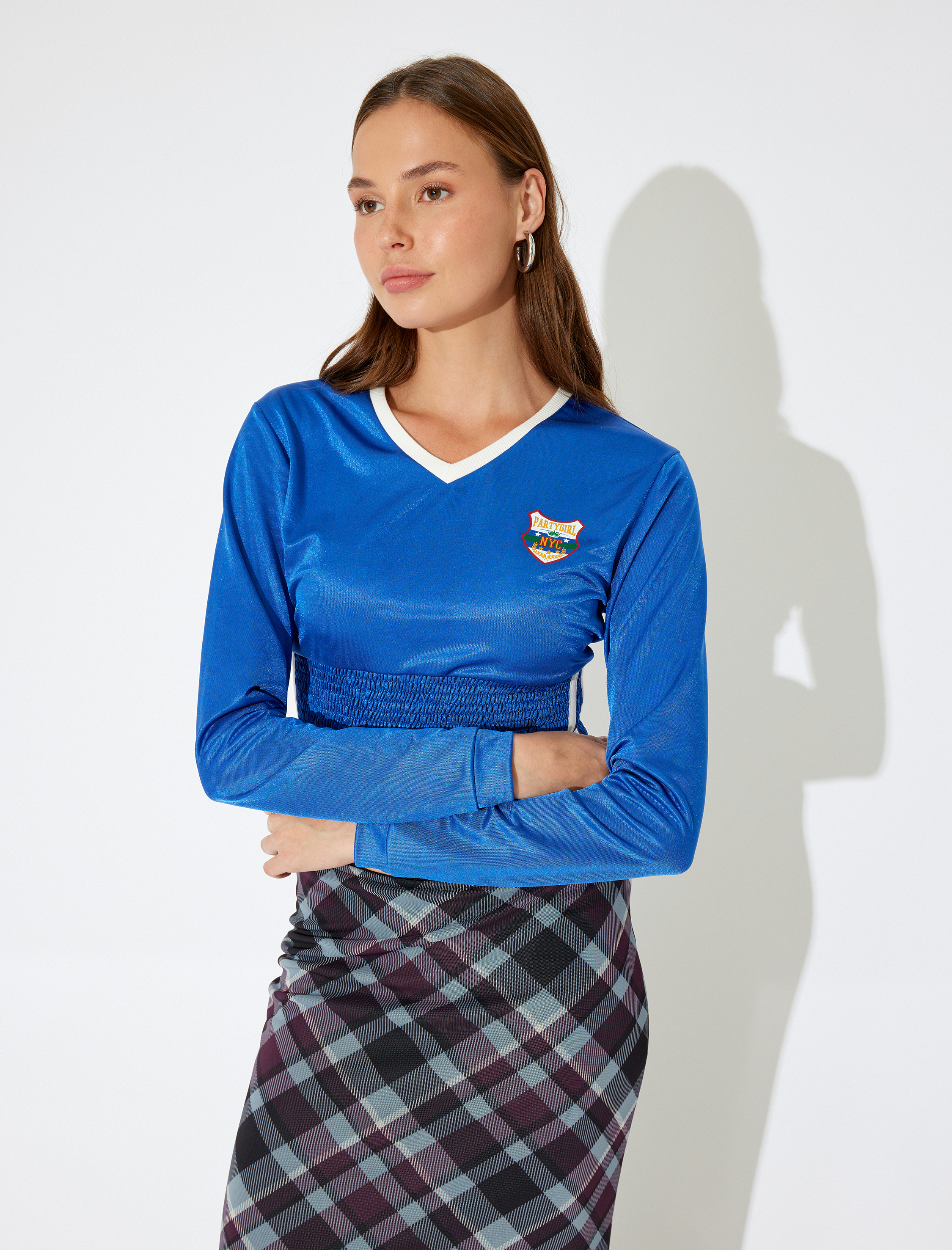   Koton X İnji - V Yaka Kolej Nakışlı Biyeli Gipeli Uzun Kollu Slim Fit Tişört