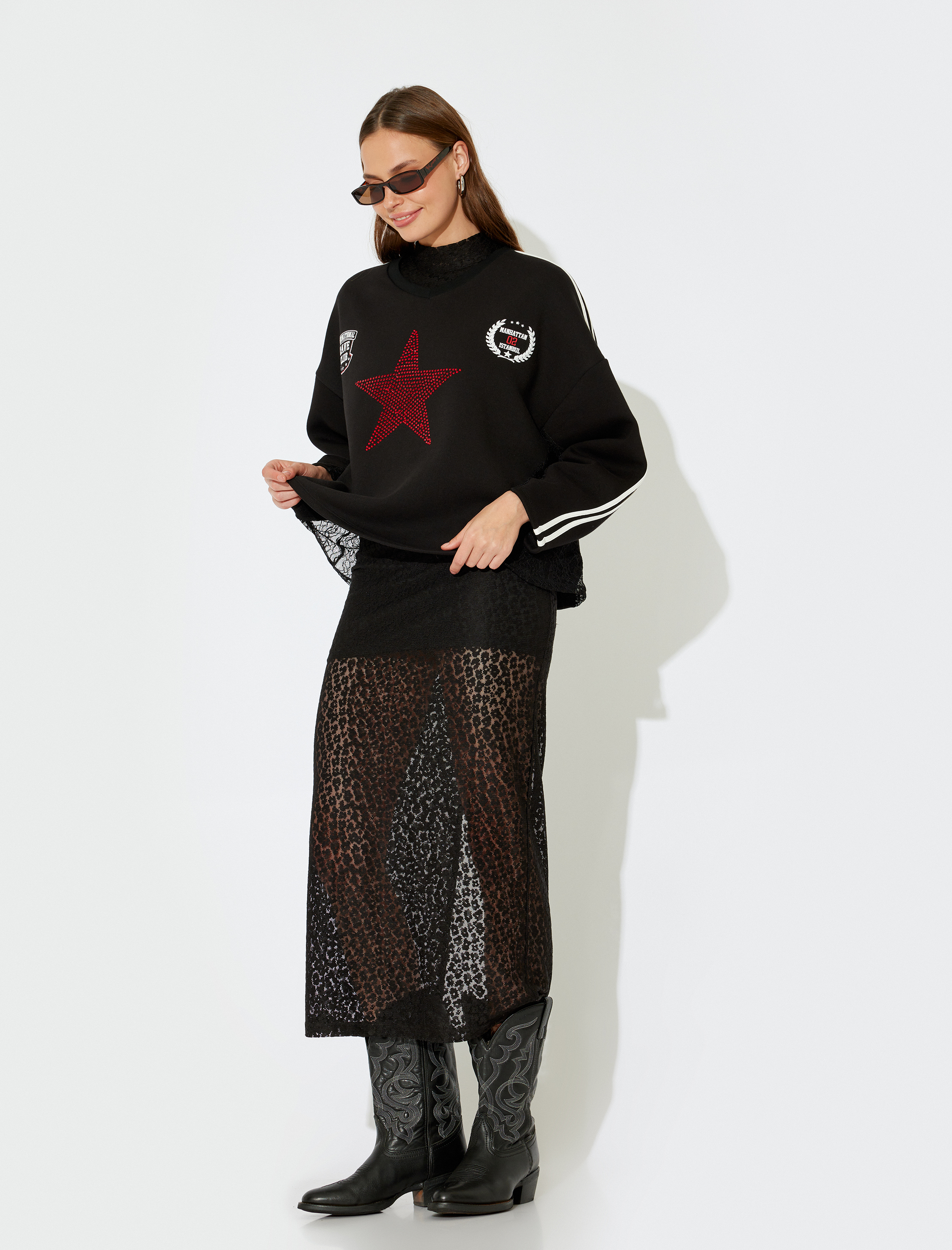   Koton X İnji - Şardonlu Taşlı V Yaka Arkası Baskılı Biyeli Rahat Kalıp Kolej Sweatshirt