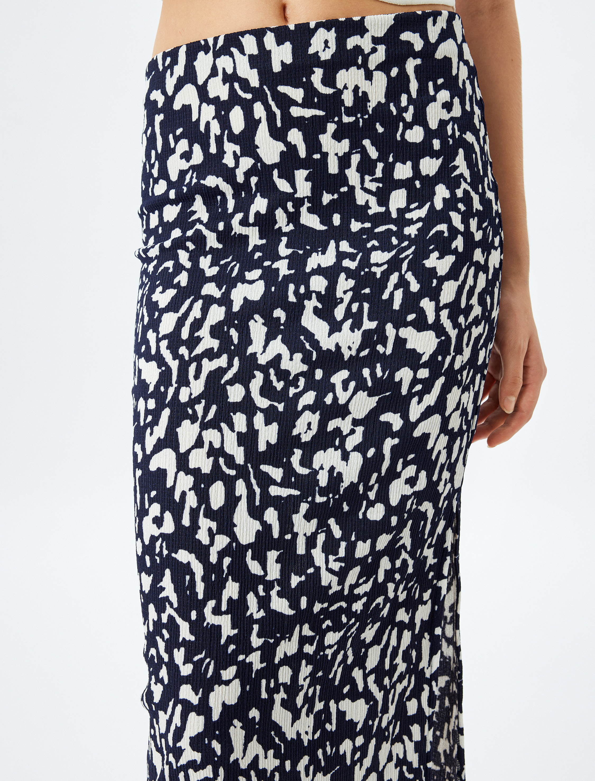 Slim Fit Drape Detaylı Midi Boy Desenli Yırtmaçlı Etek