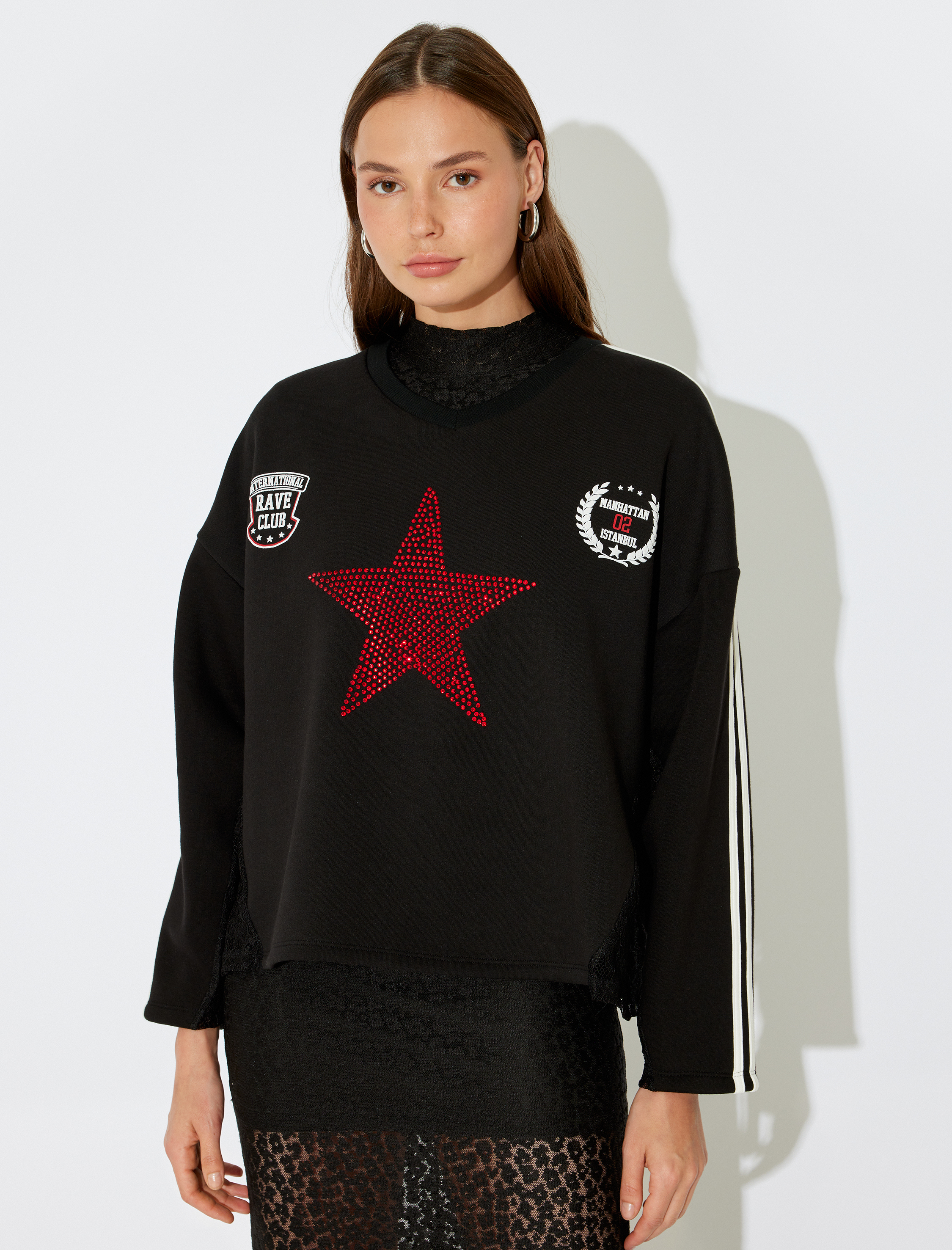   Koton X İnji - Şardonlu Taşlı V Yaka Arkası Baskılı Biyeli Rahat Kalıp Kolej Sweatshirt