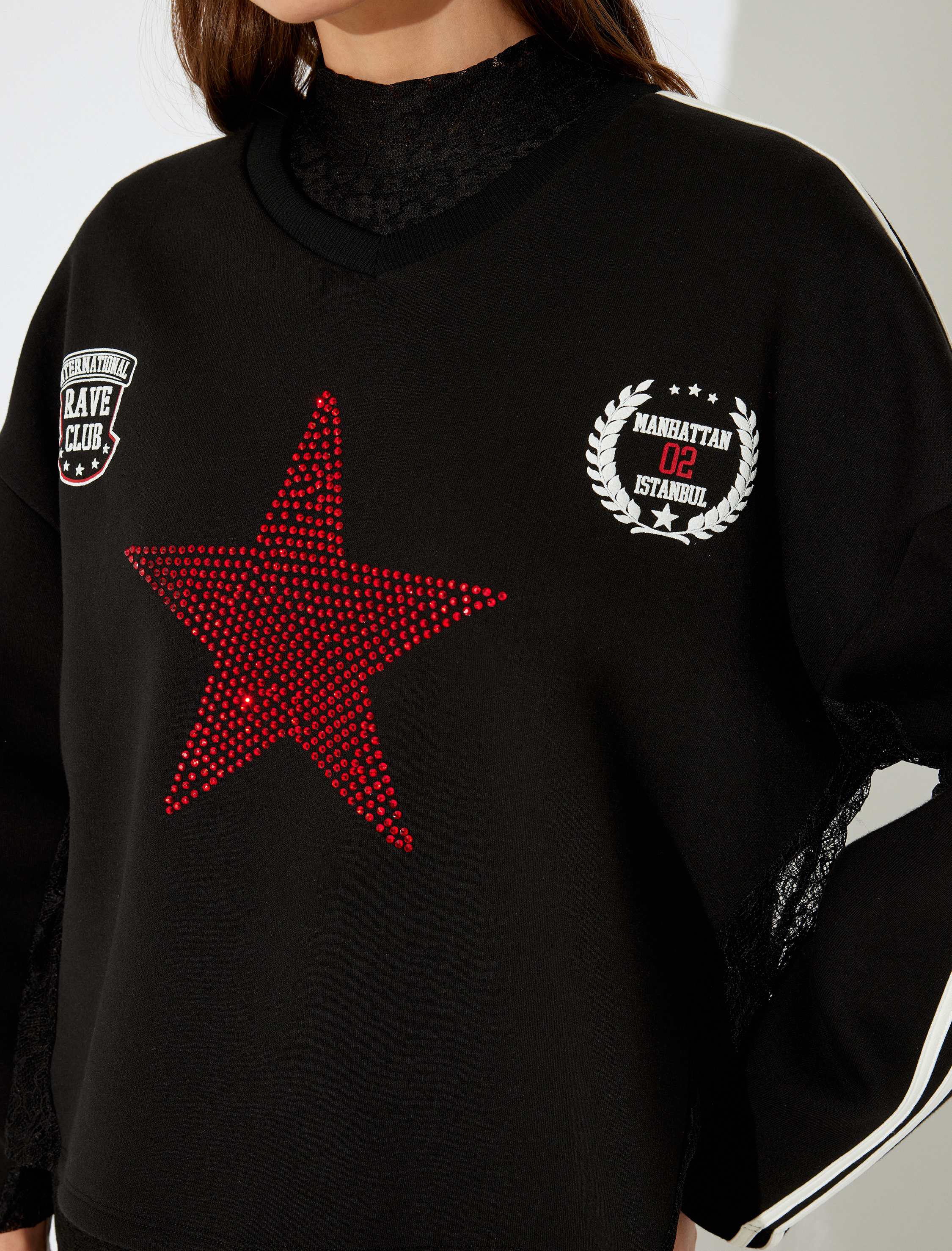   Koton X İnji - Şardonlu Taşlı V Yaka Arkası Baskılı Biyeli Rahat Kalıp Kolej Sweatshirt