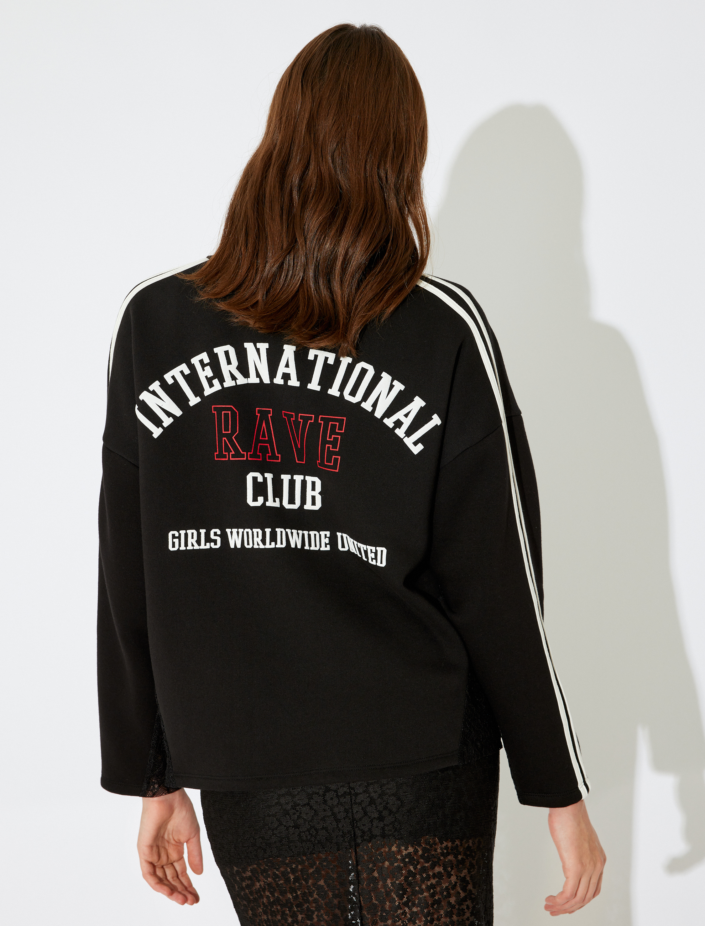   Koton X İnji - Şardonlu Taşlı V Yaka Arkası Baskılı Biyeli Rahat Kalıp Kolej Sweatshirt