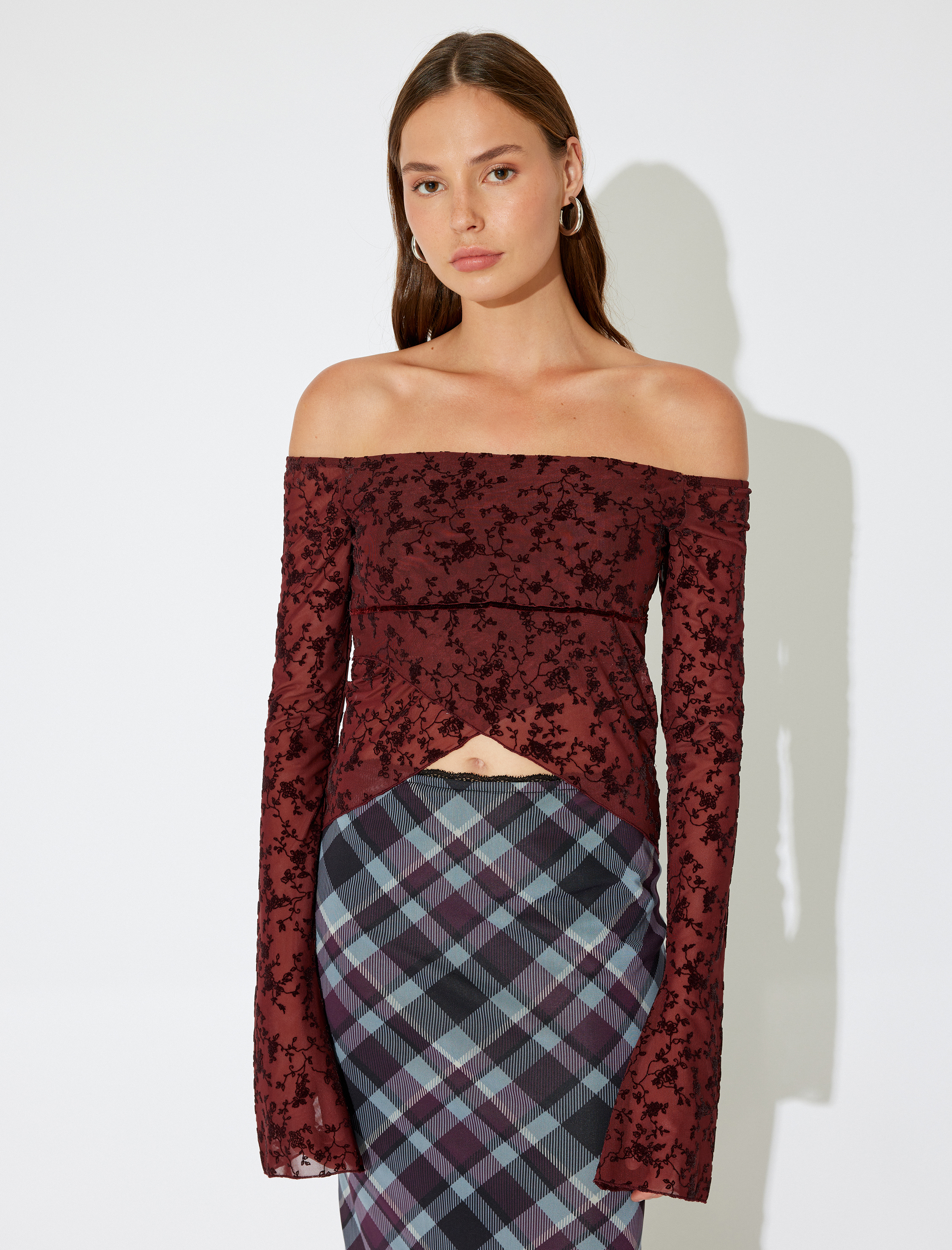   Kayık Yaka Çiçekli Asimetrik Kesim Uzun Kollu Tül Tişört