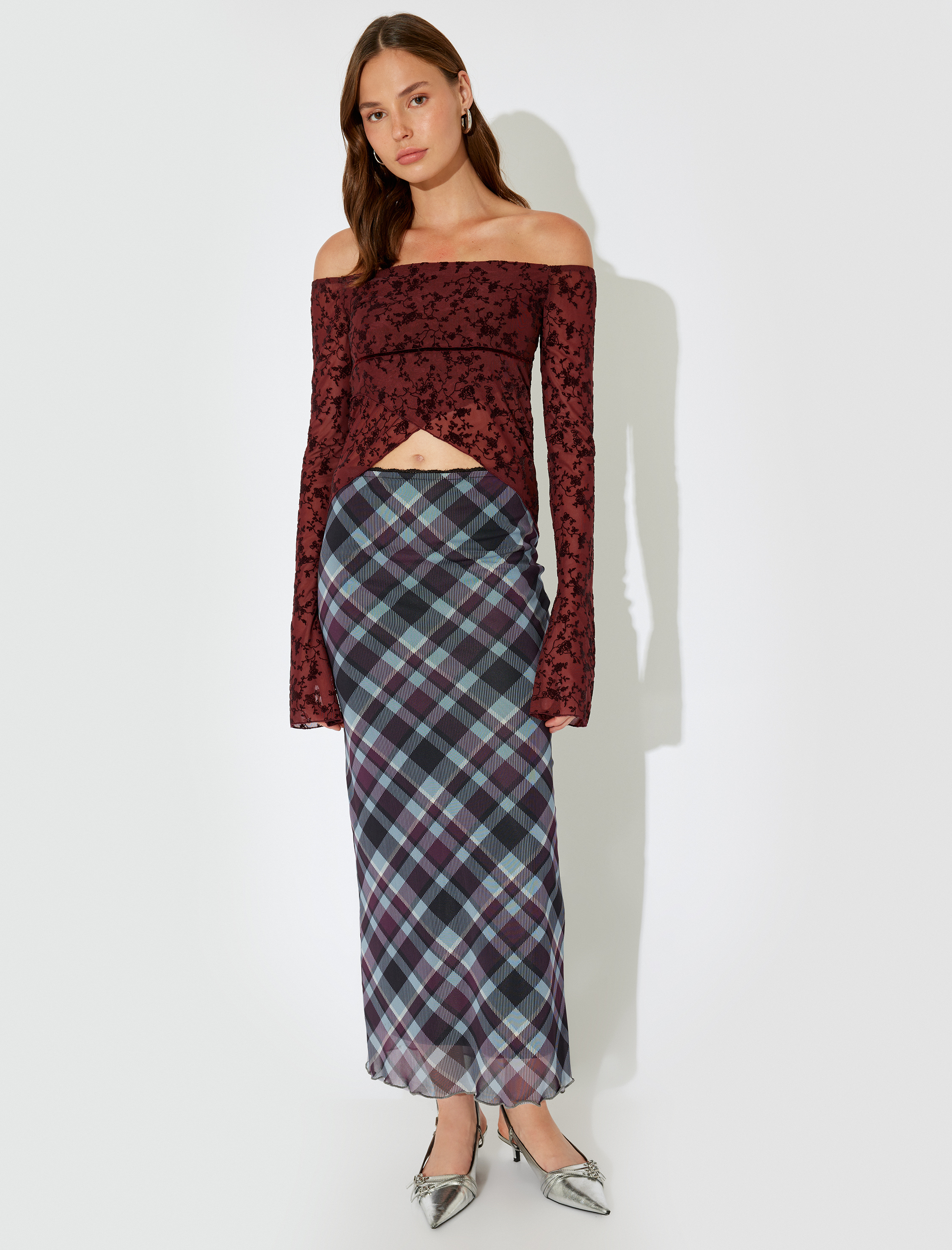   Kayık Yaka Çiçekli Asimetrik Kesim Uzun Kollu Tül Tişört