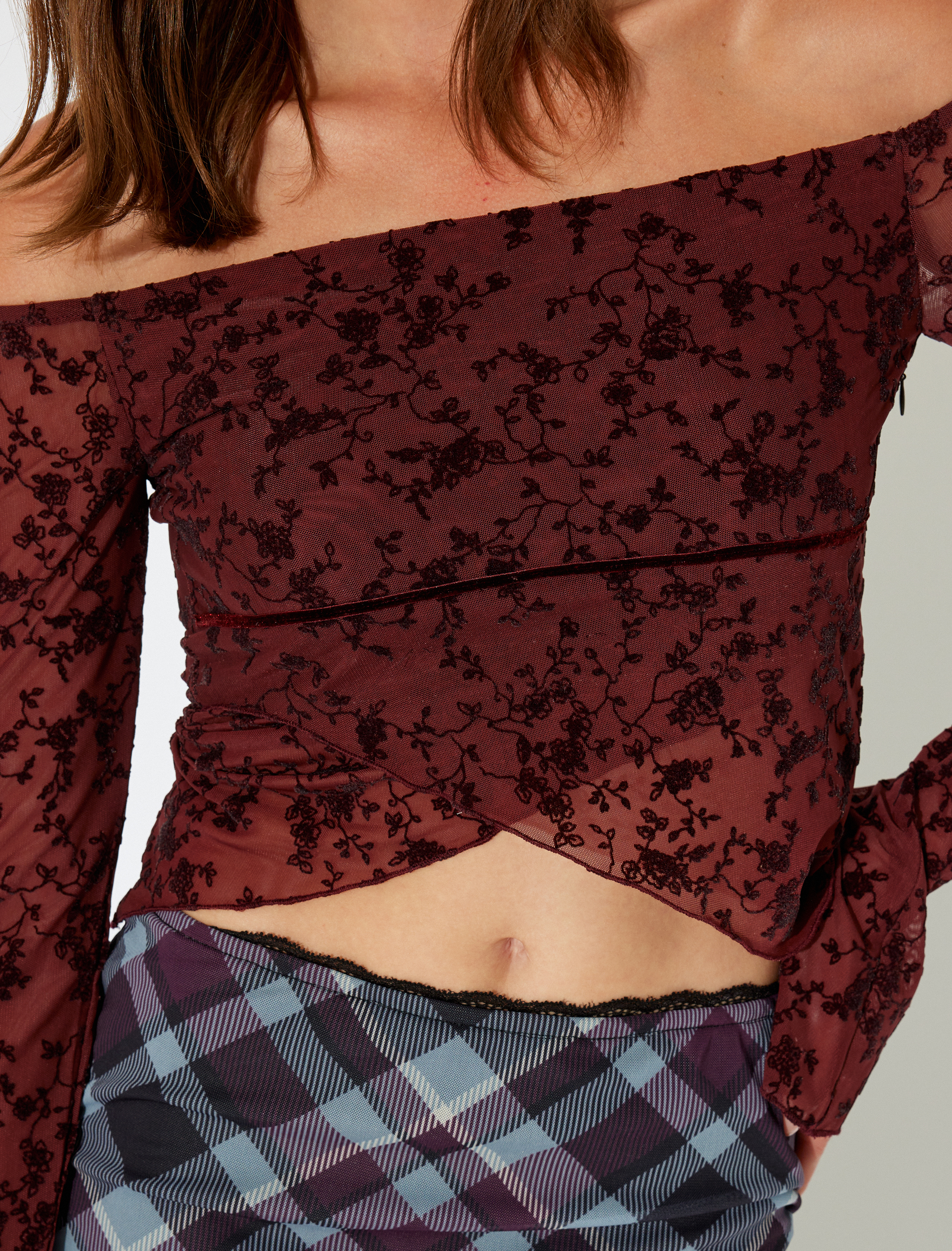   Kayık Yaka Çiçekli Asimetrik Kesim Uzun Kollu Tül Tişört