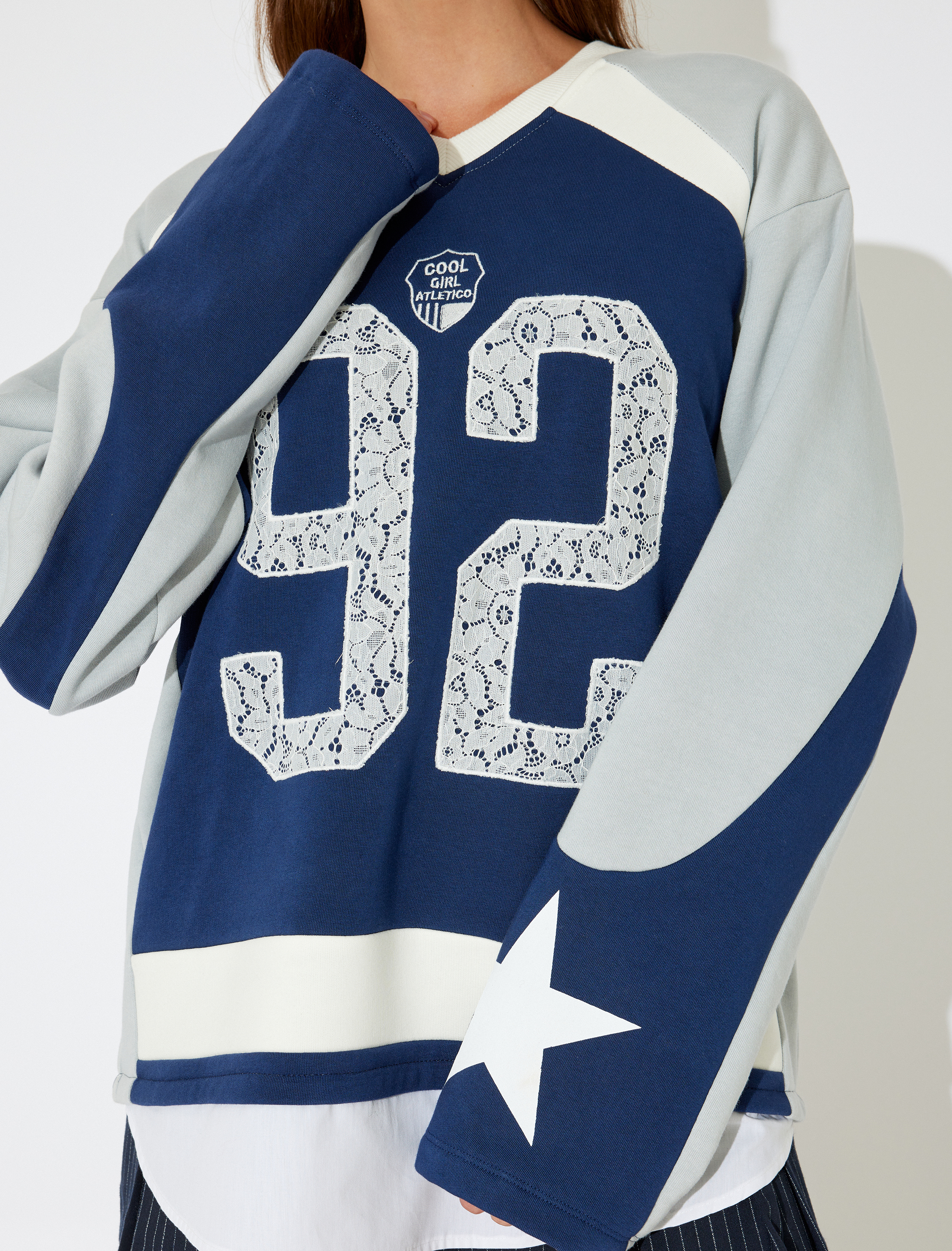   Şardonlu Arkası Baskılı Renk Bloklu V Yaka Rahat Kalıp Kolej Sweatshirt