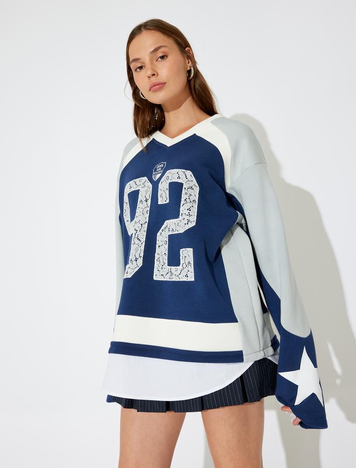  Koton X İnji - Şardonlu Arkası Baskılı Renk Bloklu V Yaka Rahat Kalıp Kolej Sweatshirt