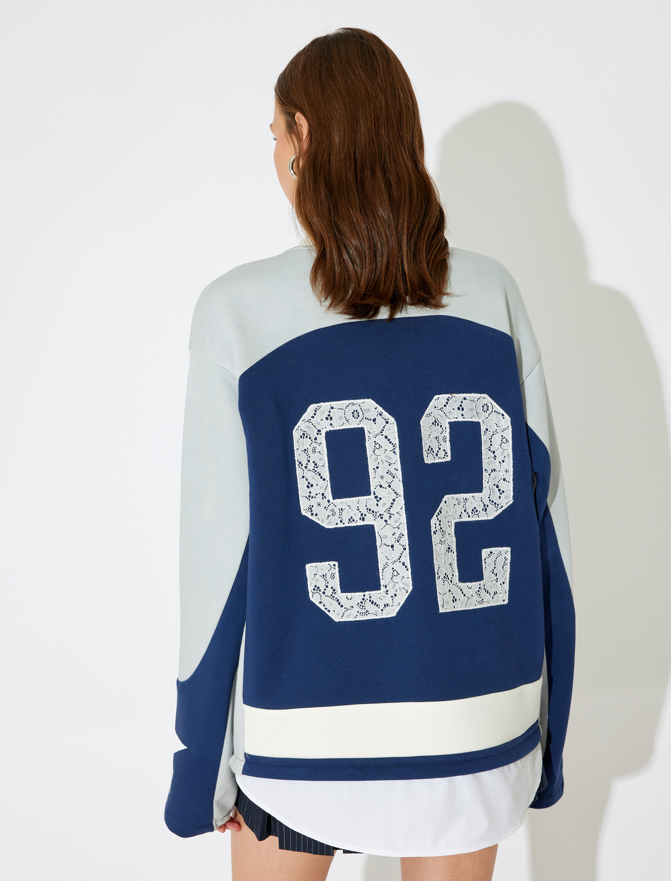   Şardonlu Arkası Baskılı Renk Bloklu V Yaka Rahat Kalıp Kolej Sweatshirt