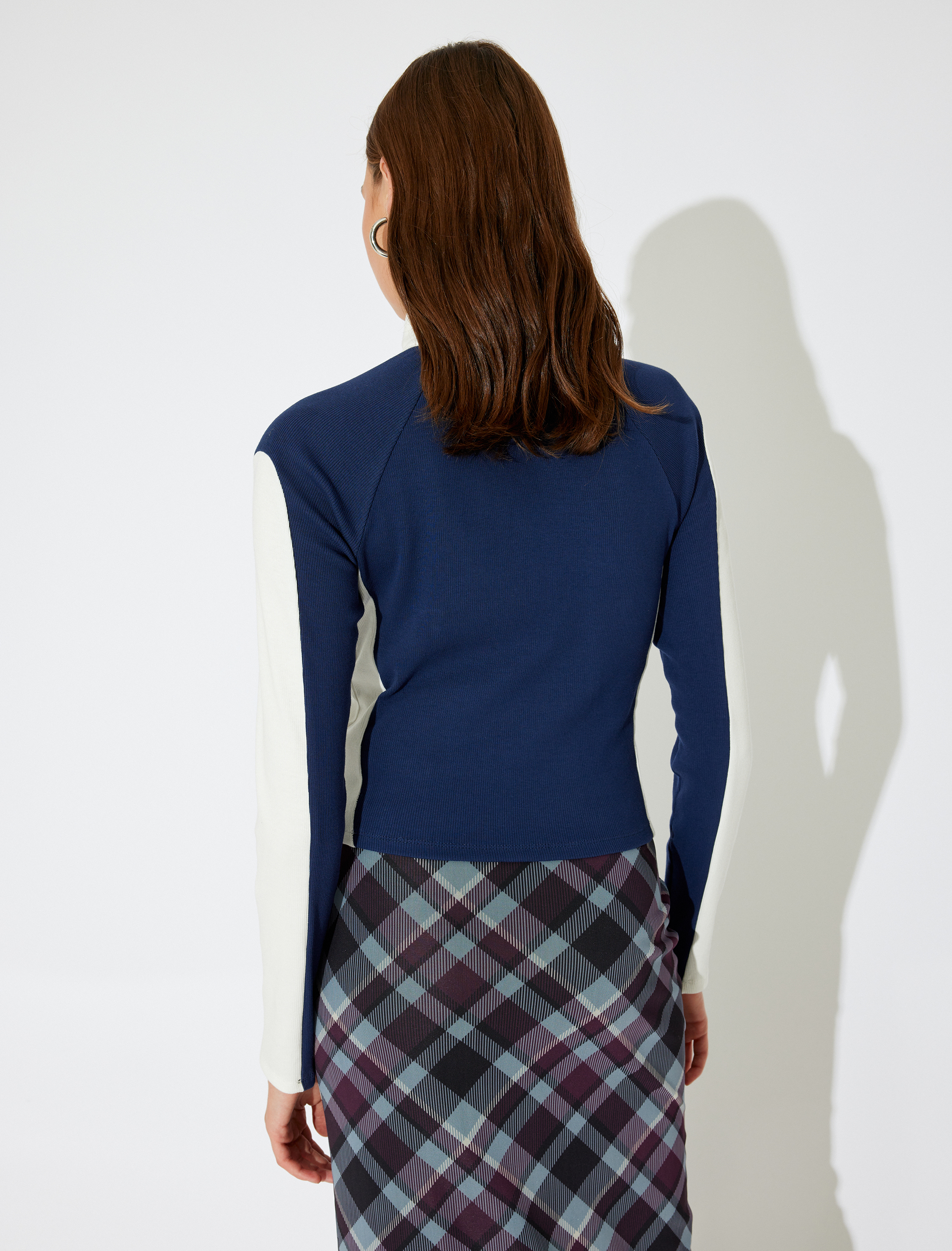   Koton X İnji - Fermuarlı Dik Yaka Renk Bloklu Kolej Baskılı Uzun Kollu Slim Fit Tişört