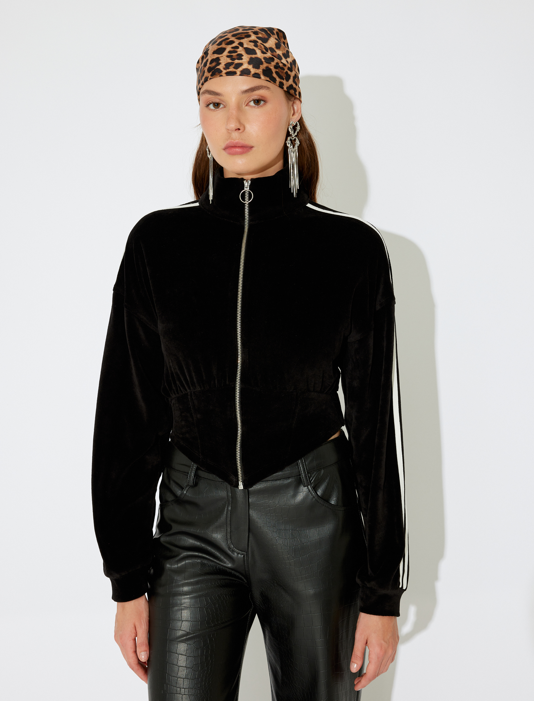   Koton X İnji - Kadife Fermuarlı Şerit Detaylı Dik Yaka Asimetrik Crop Sweatshirt