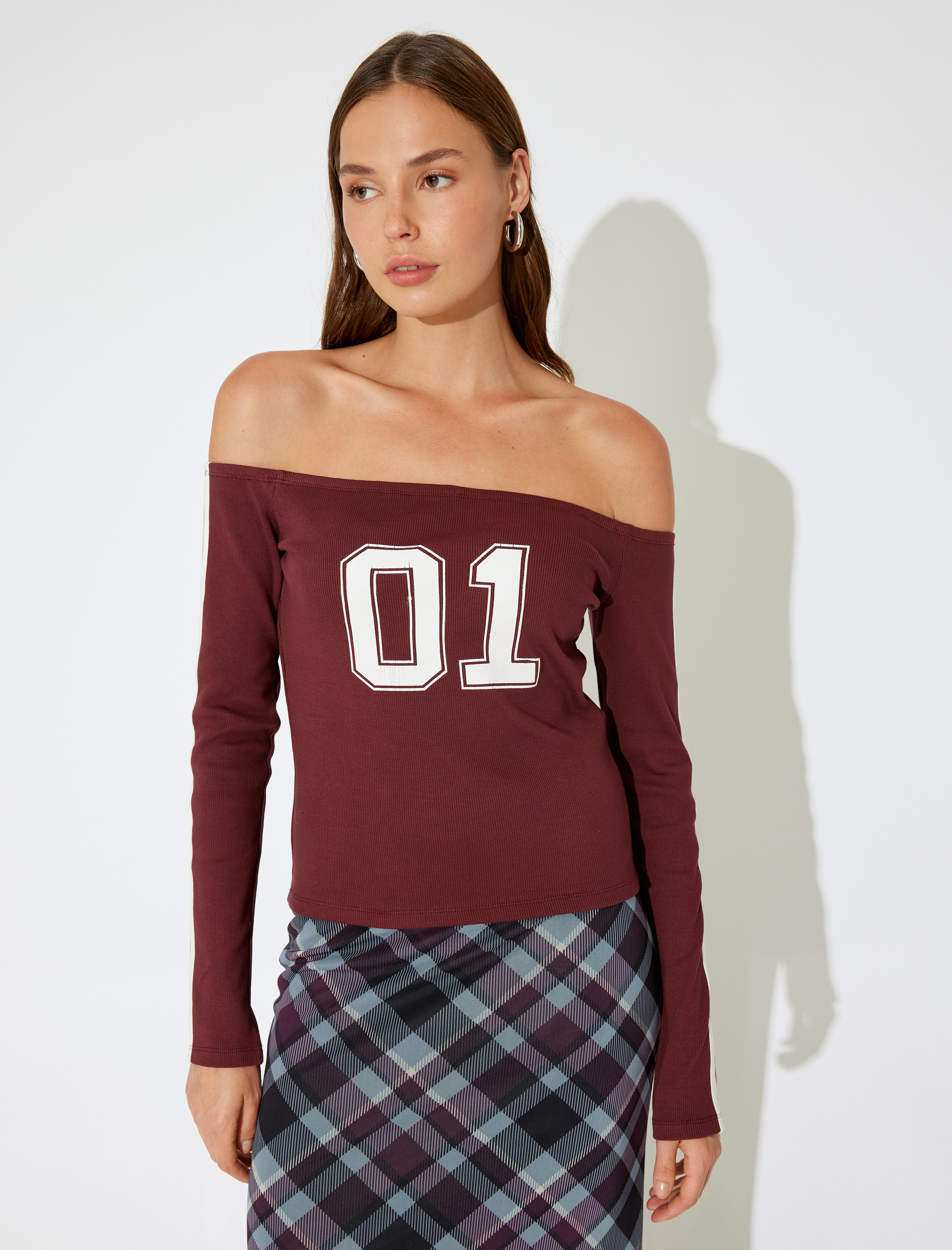   Fitilli Kayık Yaka Kolej Baskılı Biyeli Uzun Kollu Slim Fit Tişört