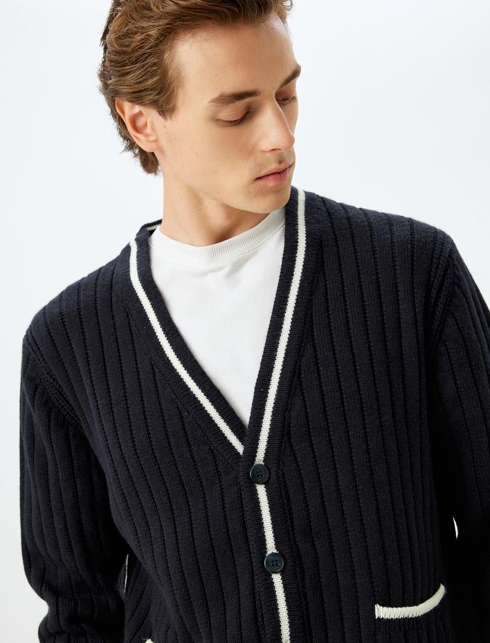  Düğmeli Cepli Çizgi Detaylı V Yaka Triko Hırka