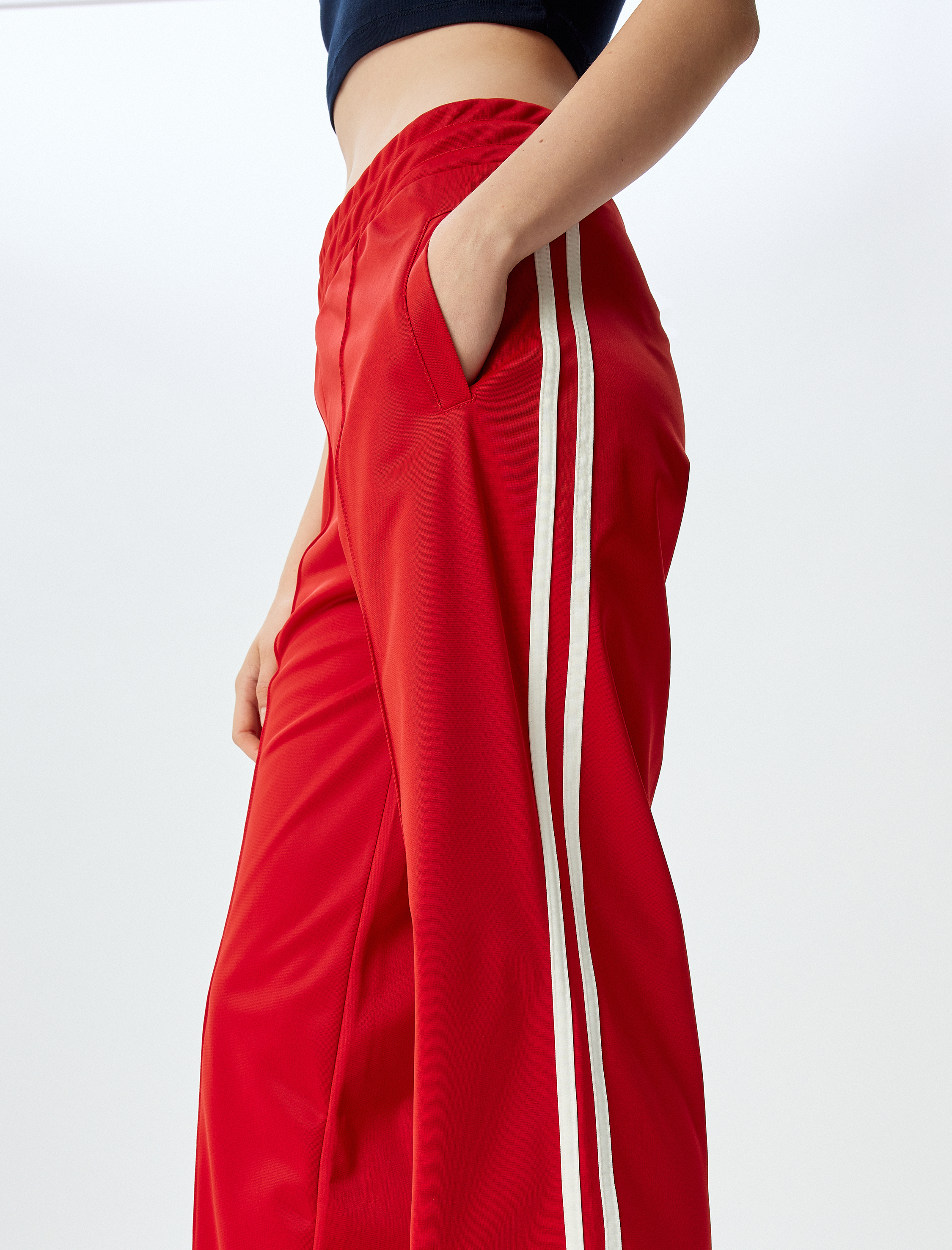   Geniş Paça Nervürlü Beli Lastikli Cep Detaylı Eşofman Pantolon