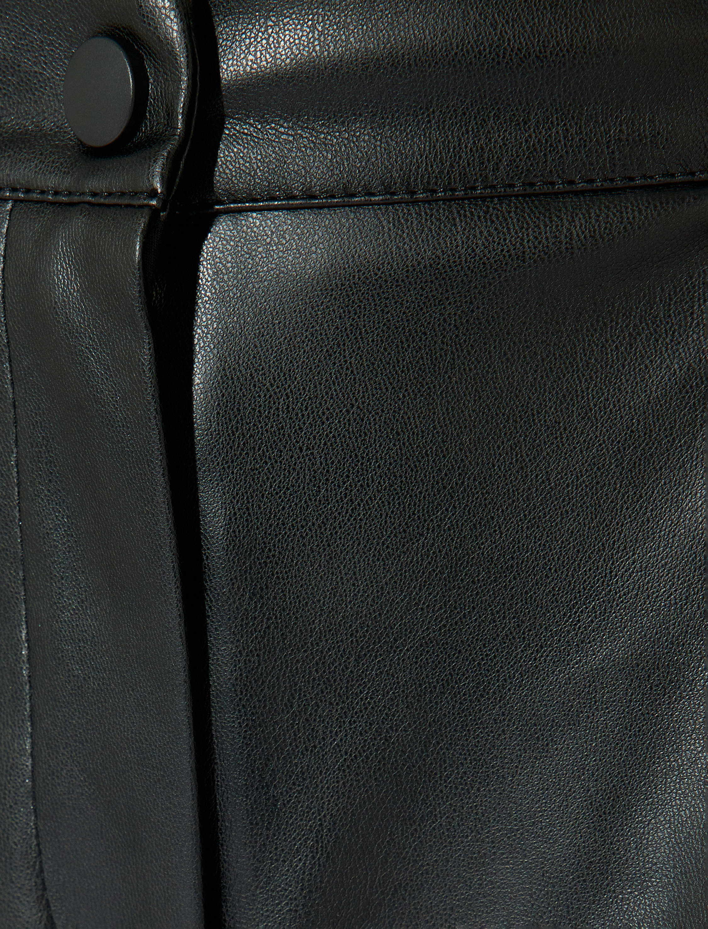   Koton X Sibil Çetinkaya - Rahat Kalıp Pile Detaylı Cepli Suni Deri Mini Şort