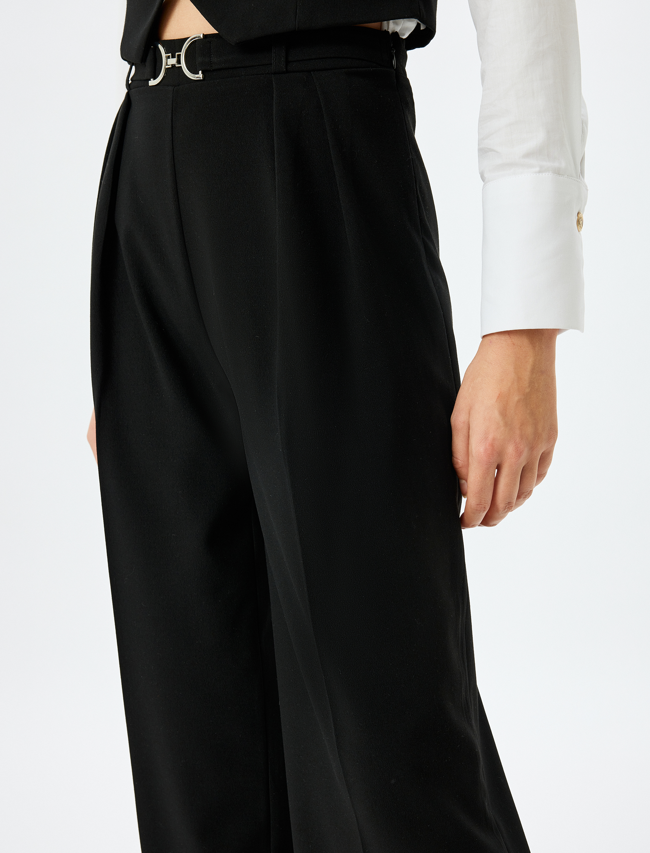   Aksesuarlı Kemer Detaylı Pileli Geniş Paça Yüksek Bel Kumaş Pantolon