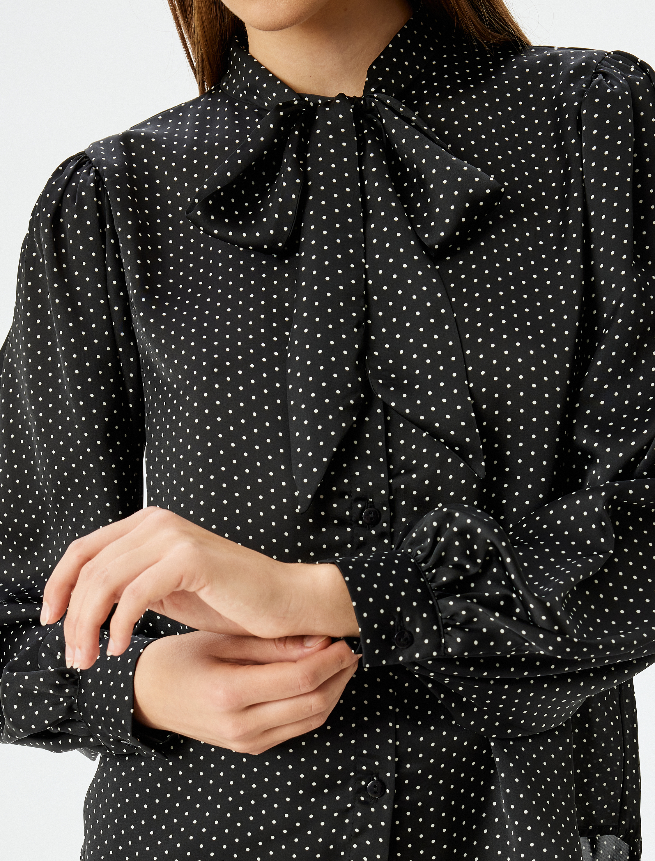   Puantiyeli Uzun Balon Kol Fular Yaka Saten Gömlek