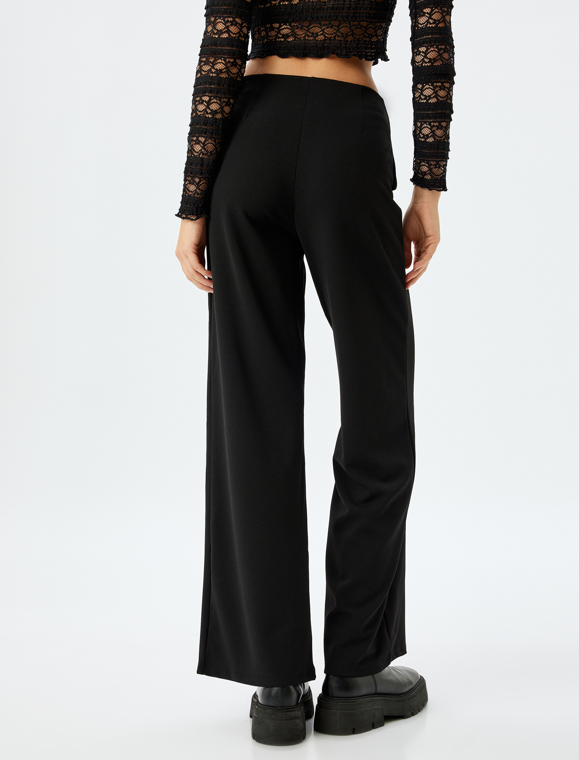   Asimetrik Bel Detaylı Zincir Aksesuarlı Bol Paça Pantolon