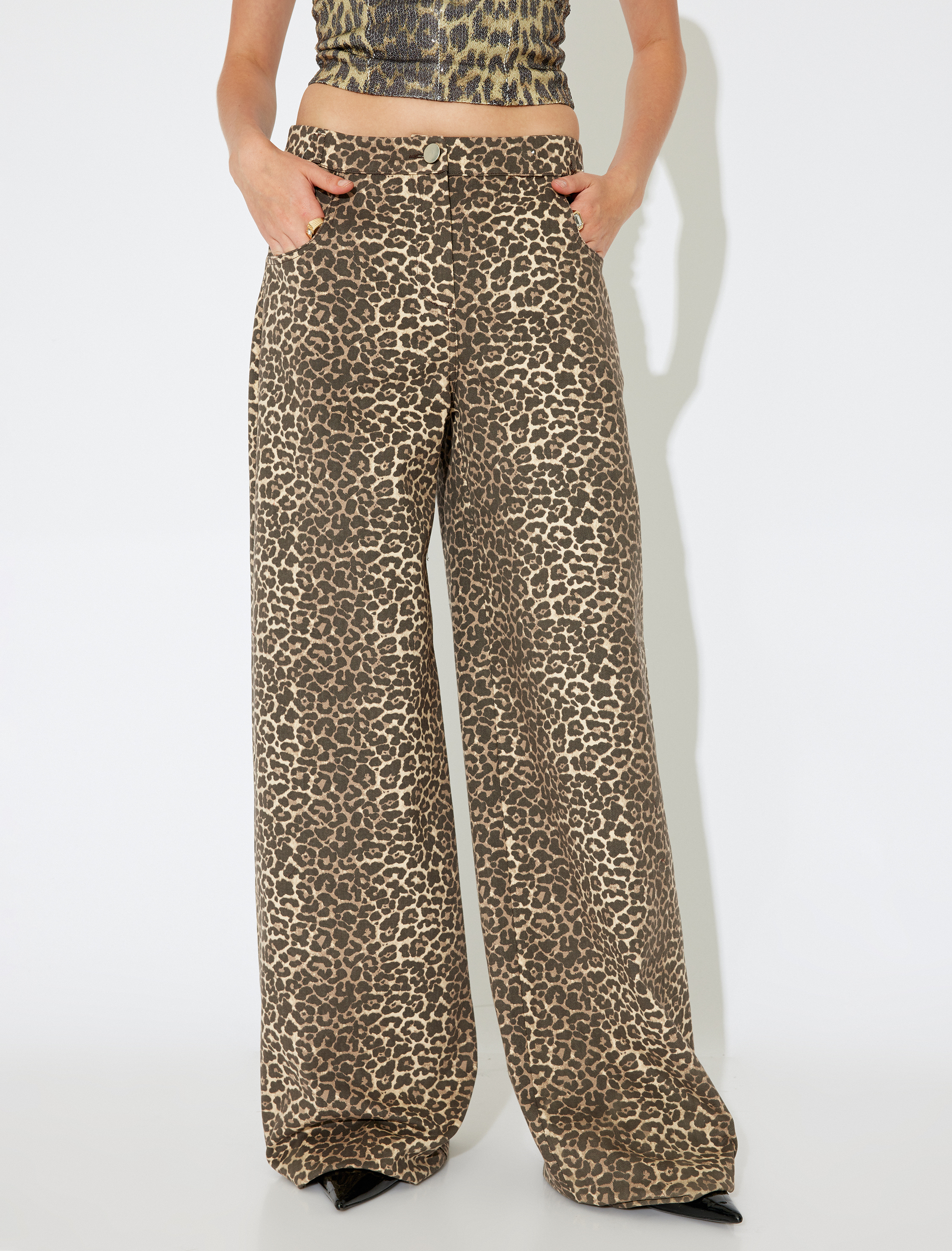   Koton X İnji - Geniş Uzun Paça Normal Bel Düğmeli Cepli Pamuklu Leopar Pantolon