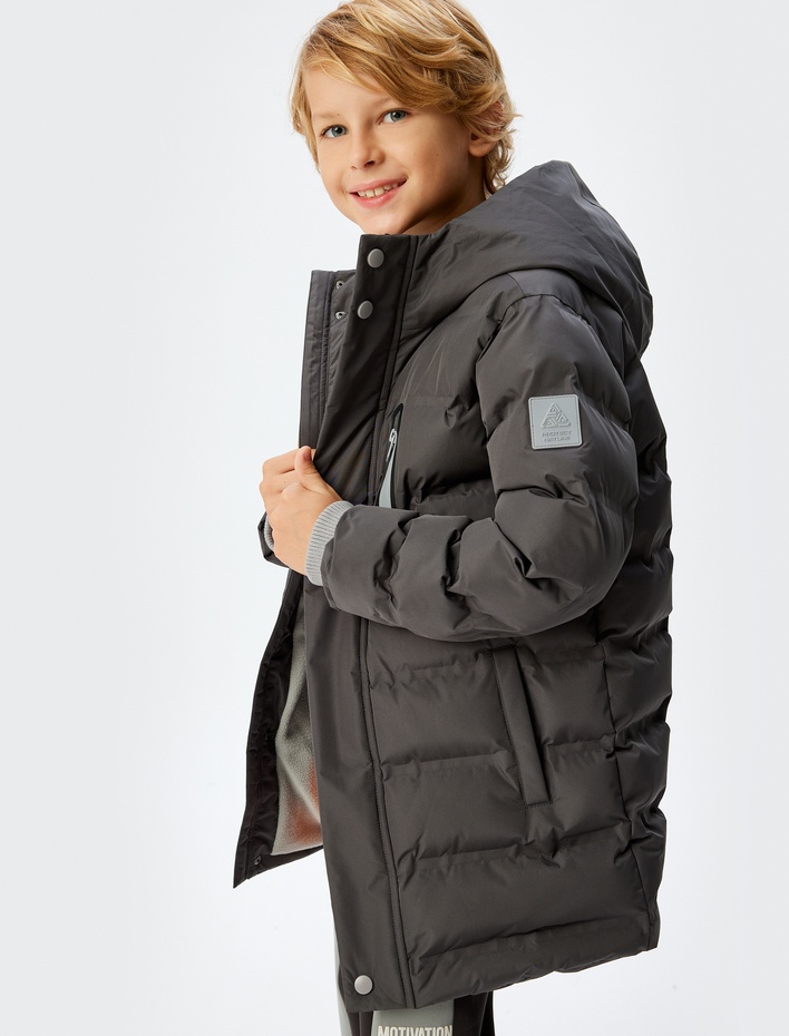 Erkek Çocuk Uzun Şişme Mont Kapşonlu Fermuarlı Cepli Çıtçıt Detaylı