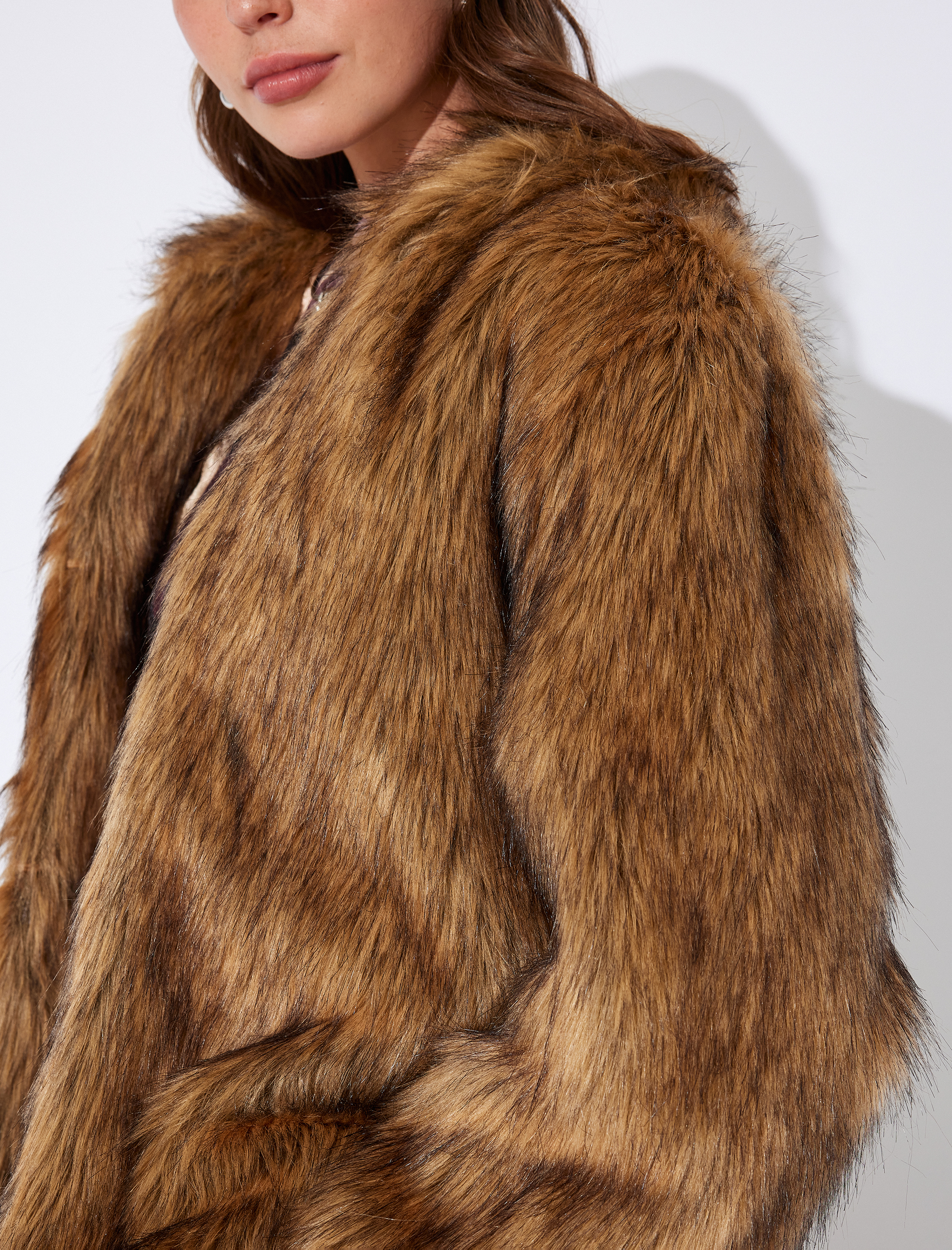   Koton X İnji - Oversize Kapüşonlu Cep Detaylı Suni Kürk Kaban