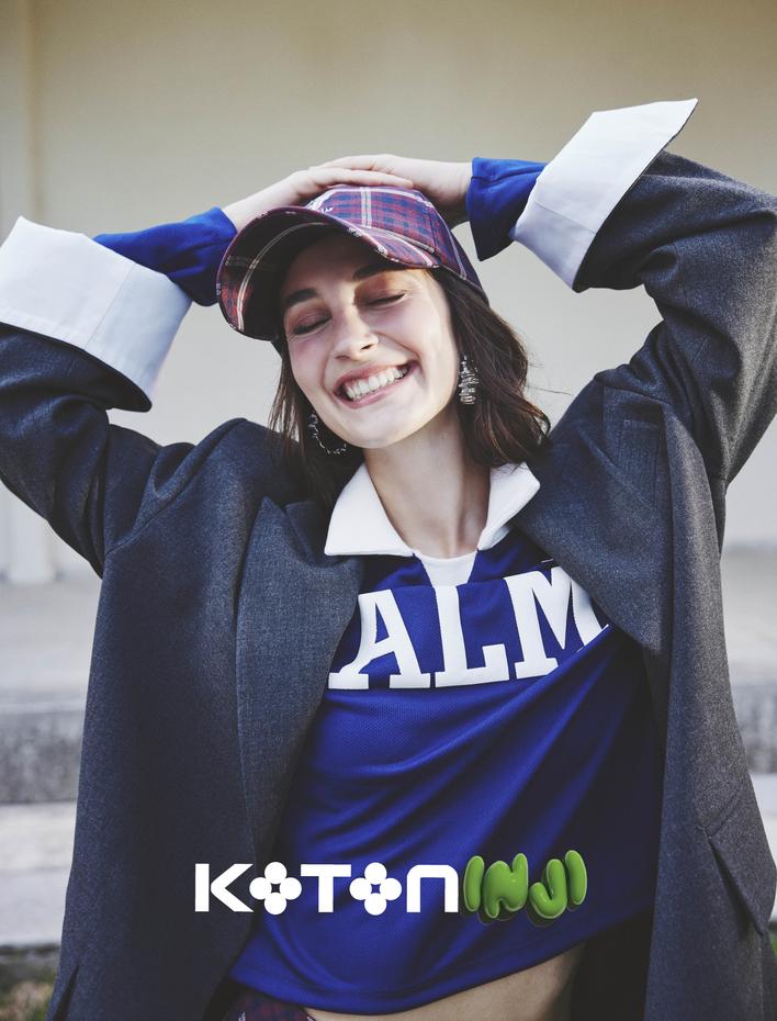  Koton X İnji - Polo Yaka Kolej Baskılı Uzun Kollu Şerit Detaylı Tişört