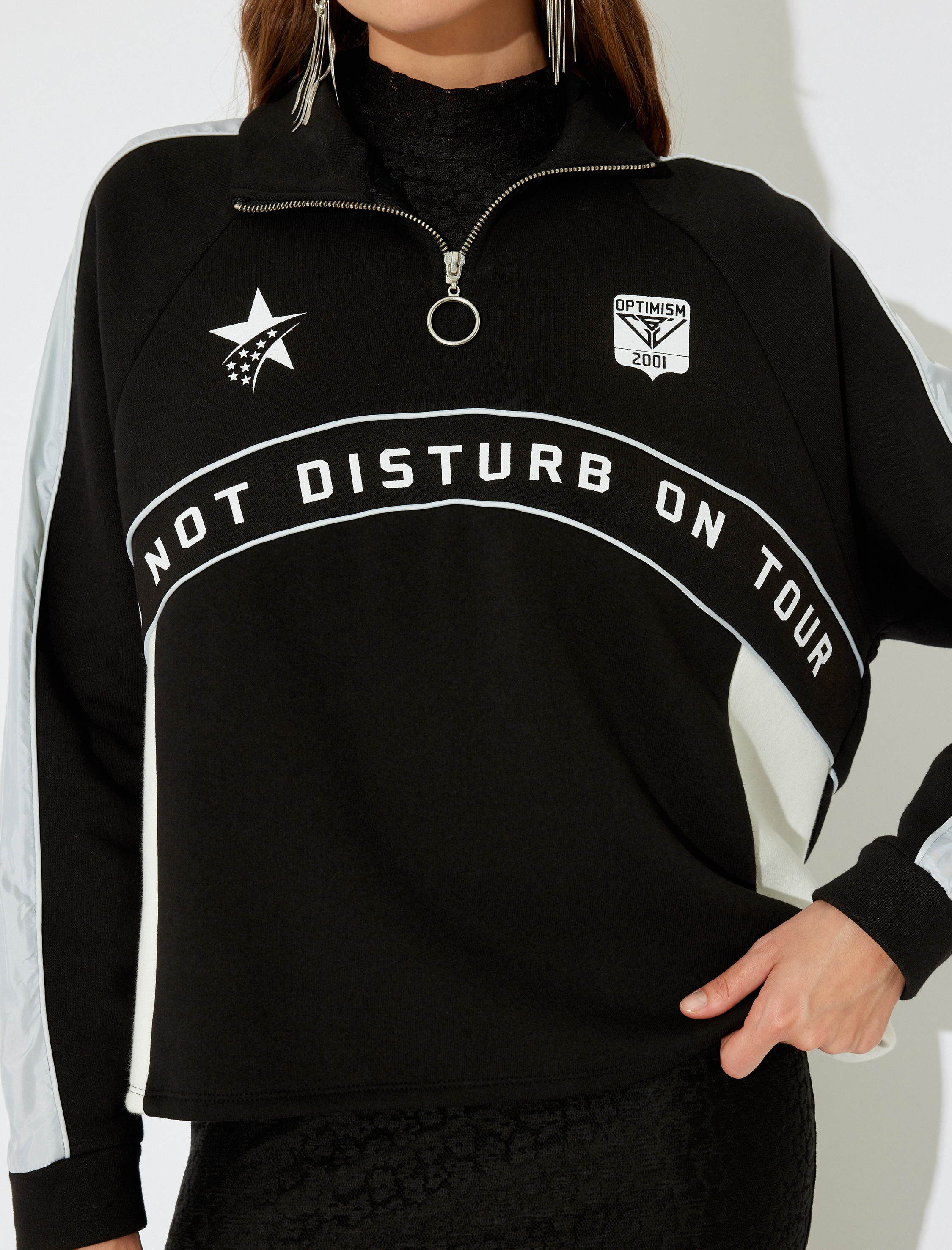   Koton X İnji -  Şardonlu Yarım Fermuarlı Sloganlı Renk Bloklu Rahat Kalıp Sweatshirt