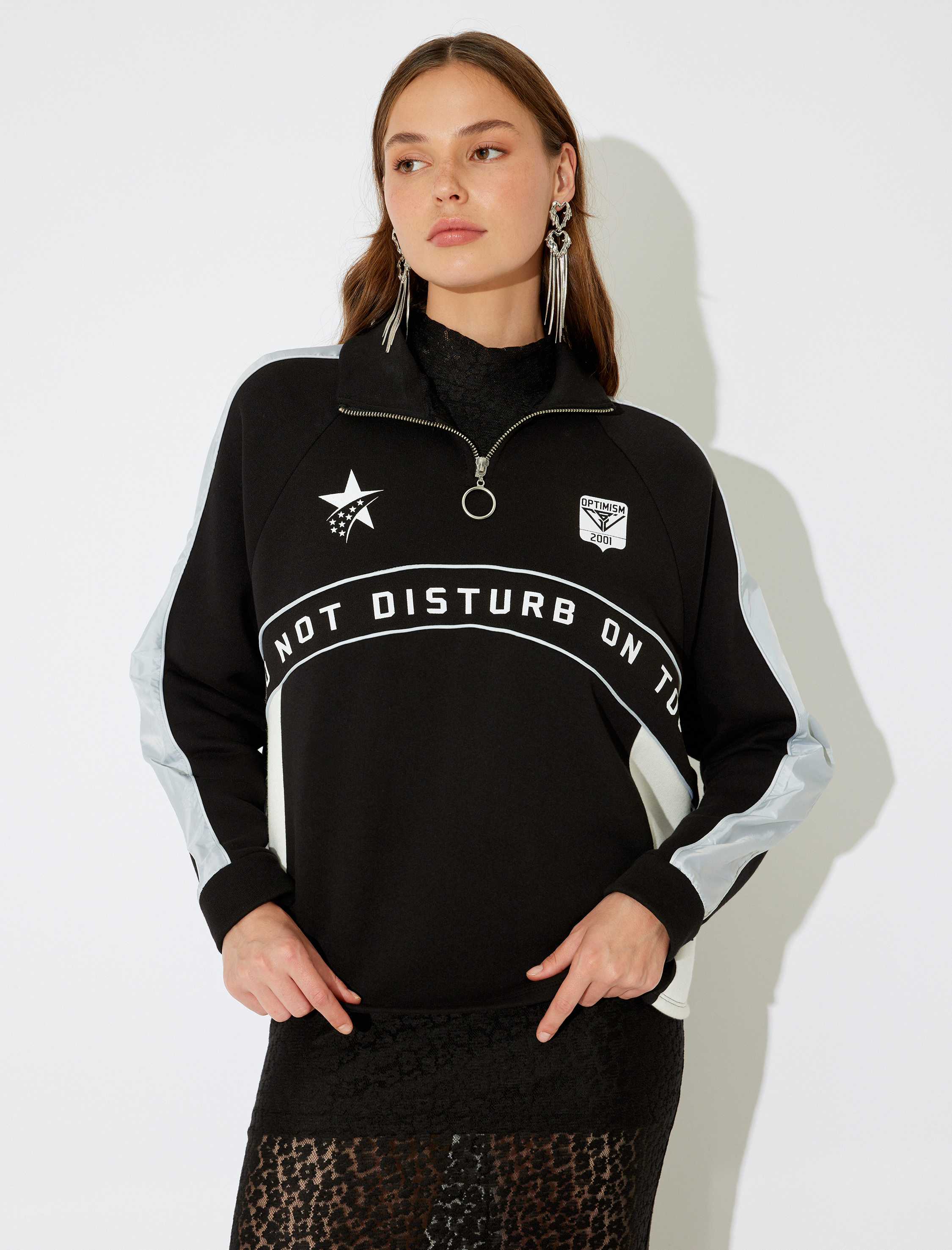   Koton X İnji -  Şardonlu Yarım Fermuarlı Sloganlı Renk Bloklu Rahat Kalıp Sweatshirt