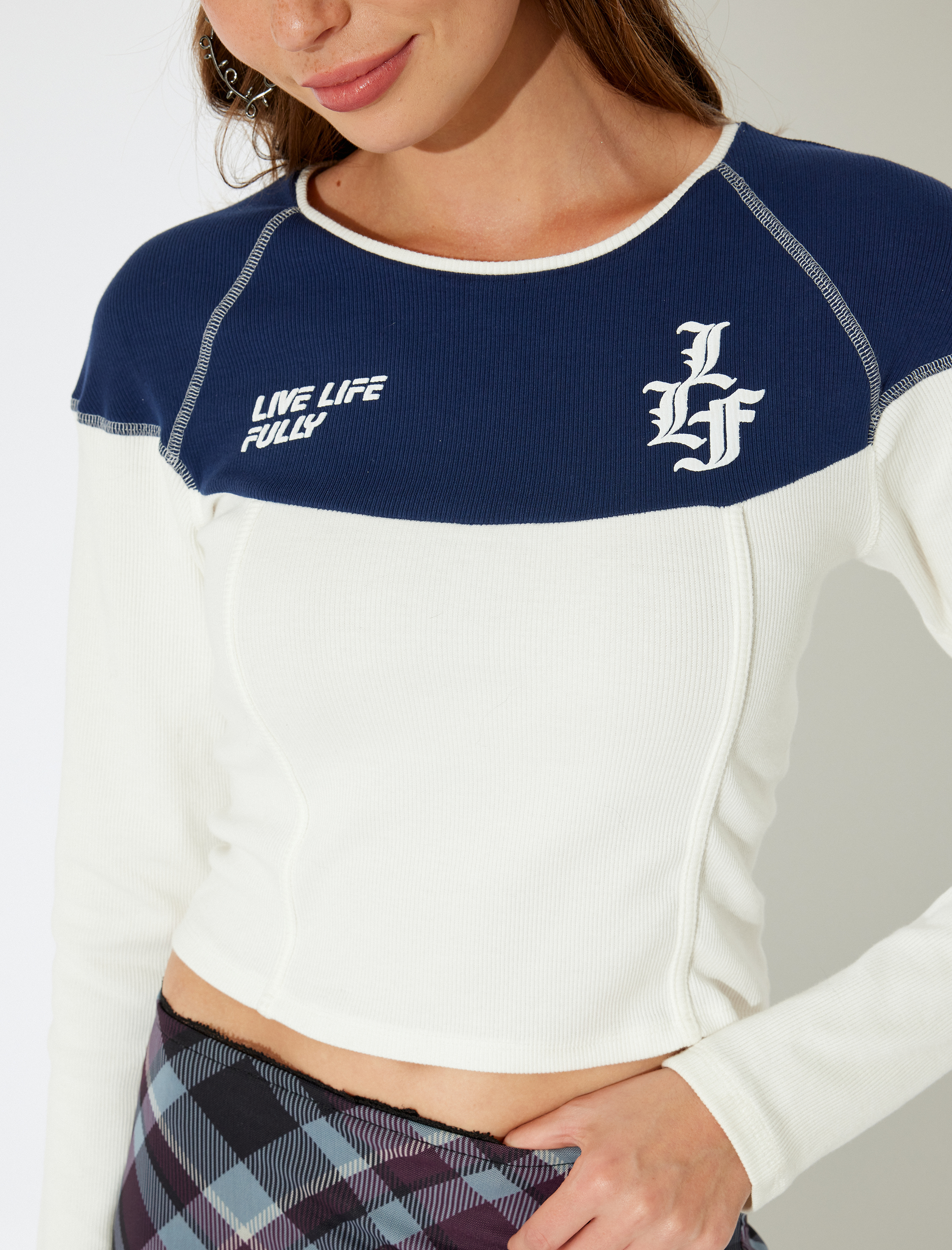   Koton X İnji - Bisiklet Yaka Uzun Kollu Kolej Tişört