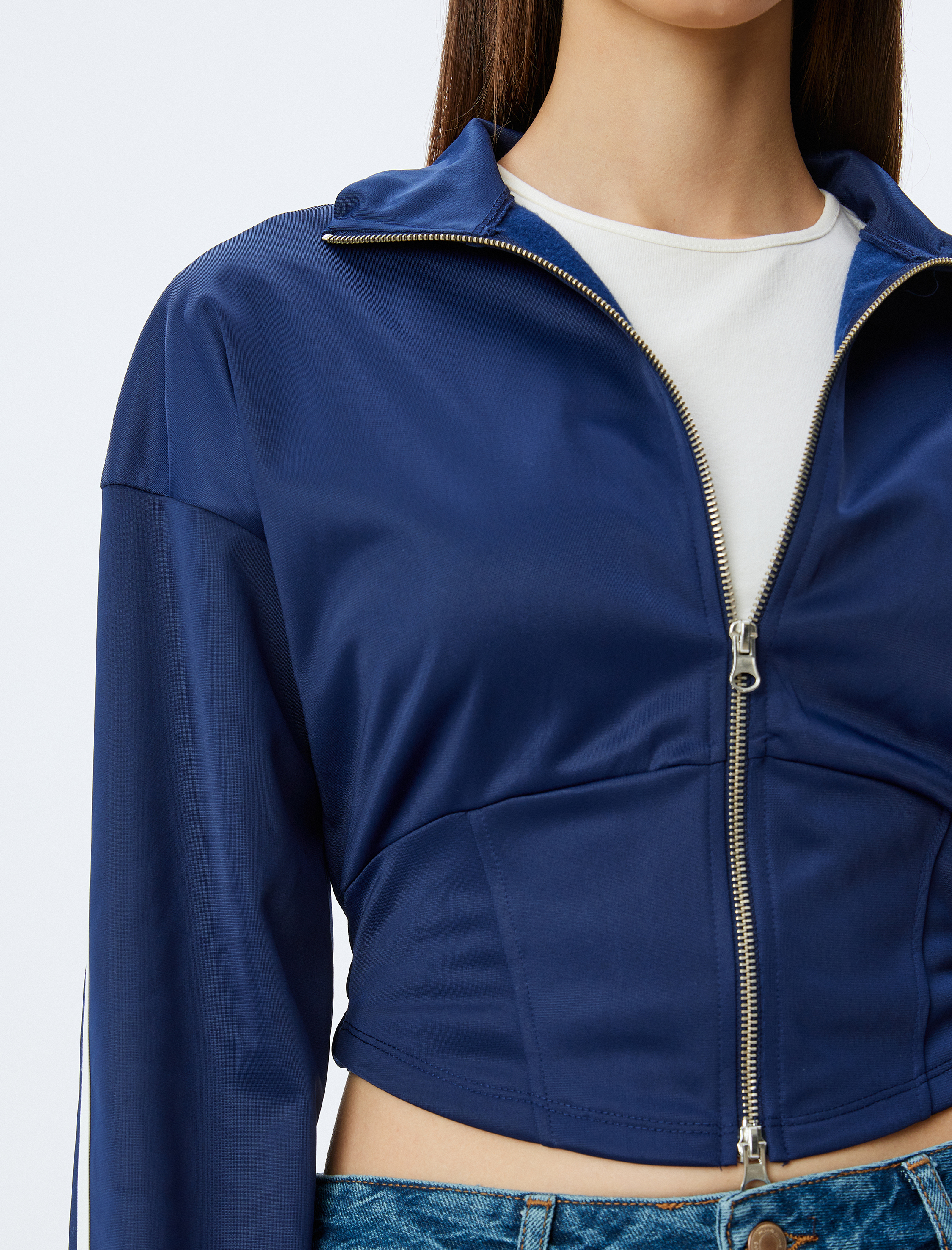   Koton X İnji - Crop Biyeli Korse Detaylı Fermuarlı Sweatshirt