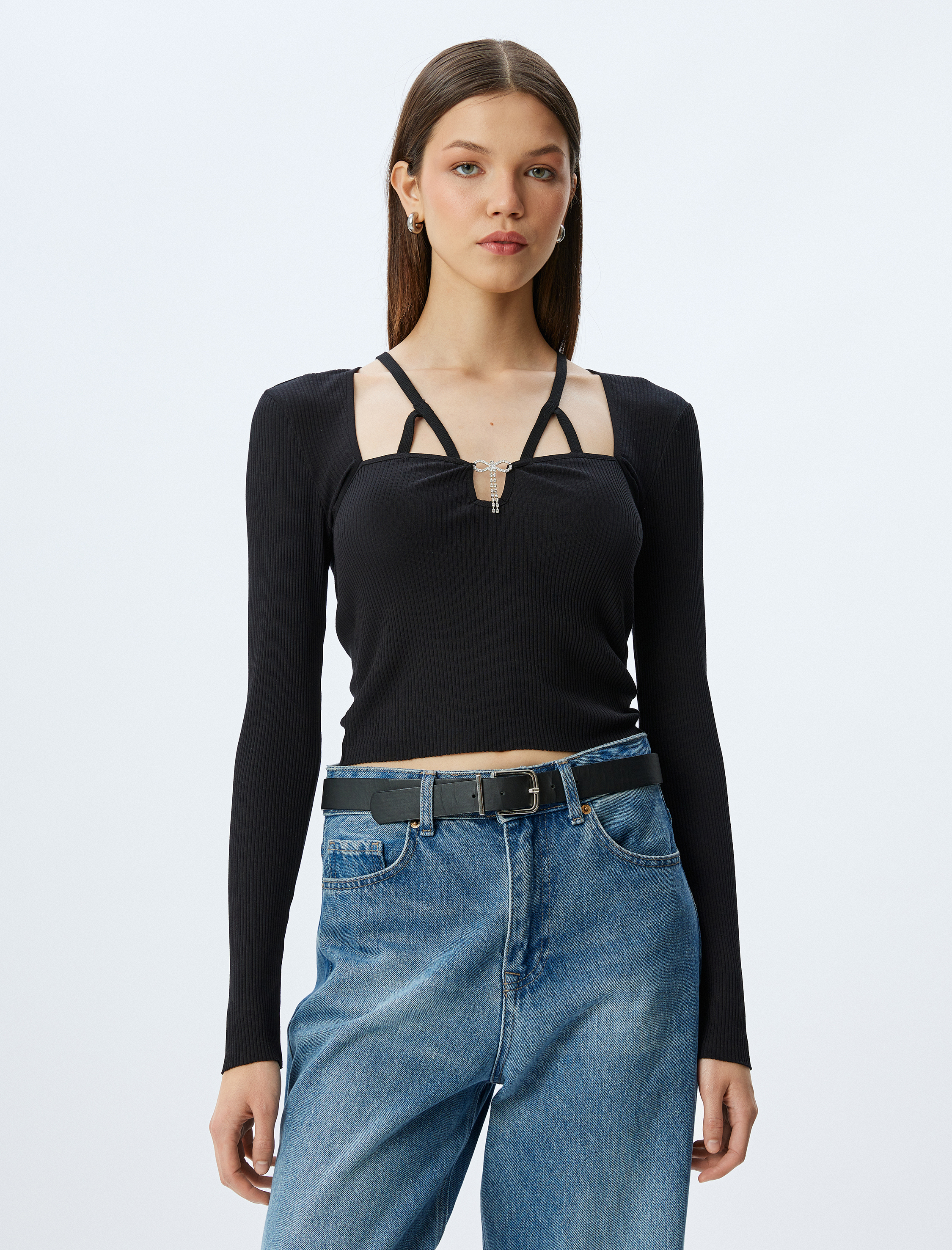   Uzun Kollu Pencere Detaylı Fiyonk Aksesuarlı Fitilli Tişört