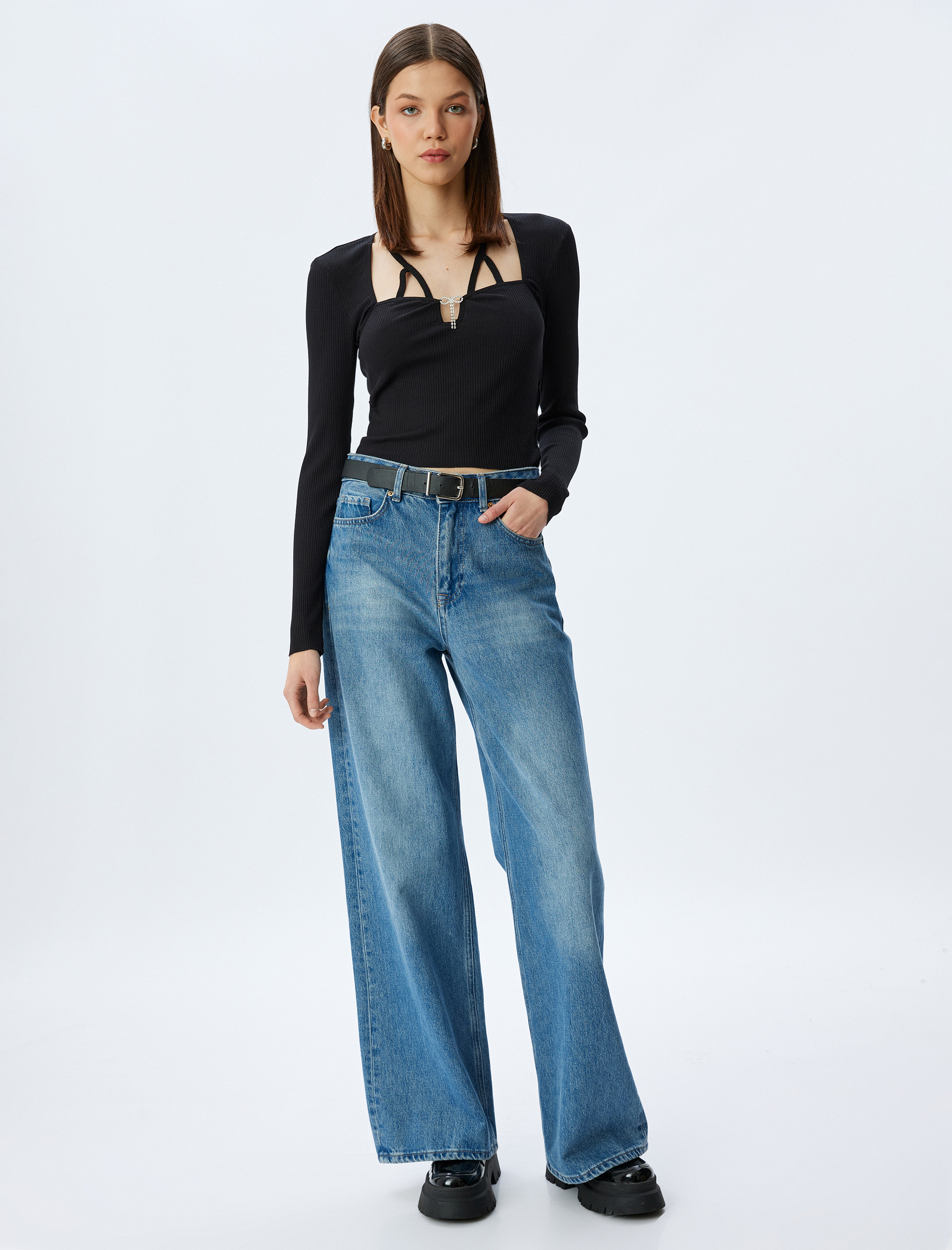   Uzun Kollu Pencere Detaylı Fiyonk Aksesuarlı Fitilli Tişört