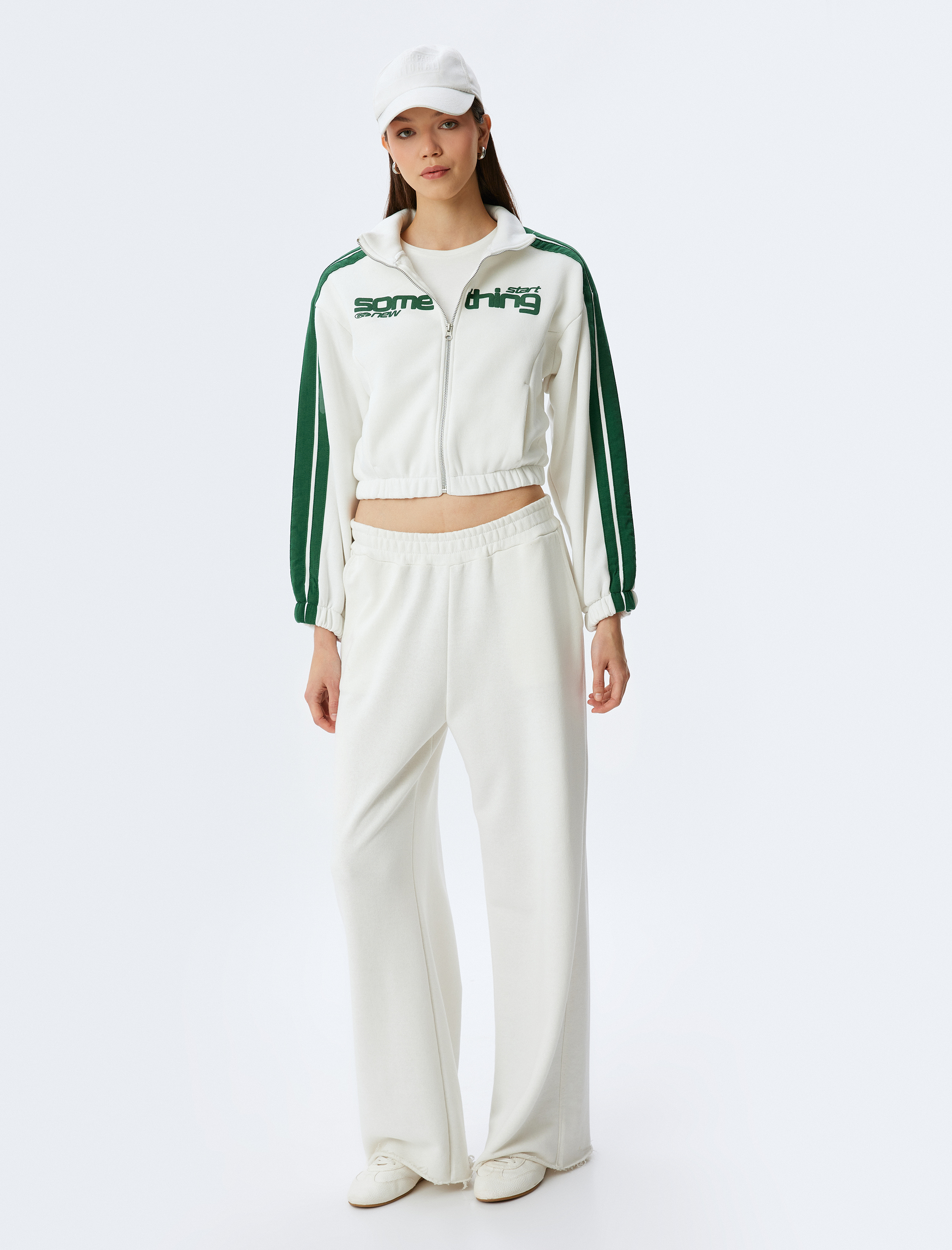   Şardonlu Crop Dik Yaka Biyeli Cep Detaylı Kolej Baskılı Fermuarlı Sweatshirt