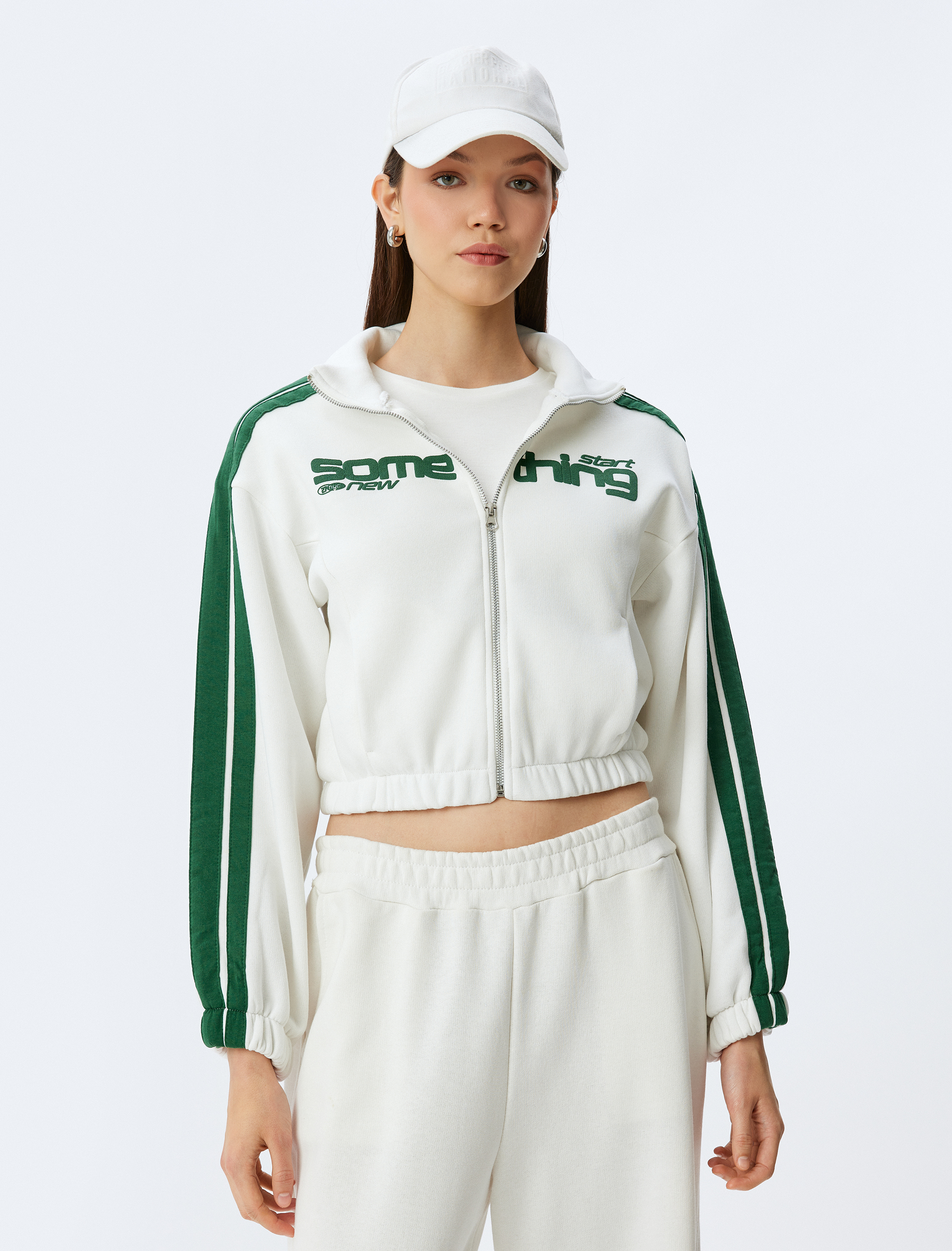   Şardonlu Crop Dik Yaka Biyeli Cep Detaylı Kolej Baskılı Fermuarlı Sweatshirt