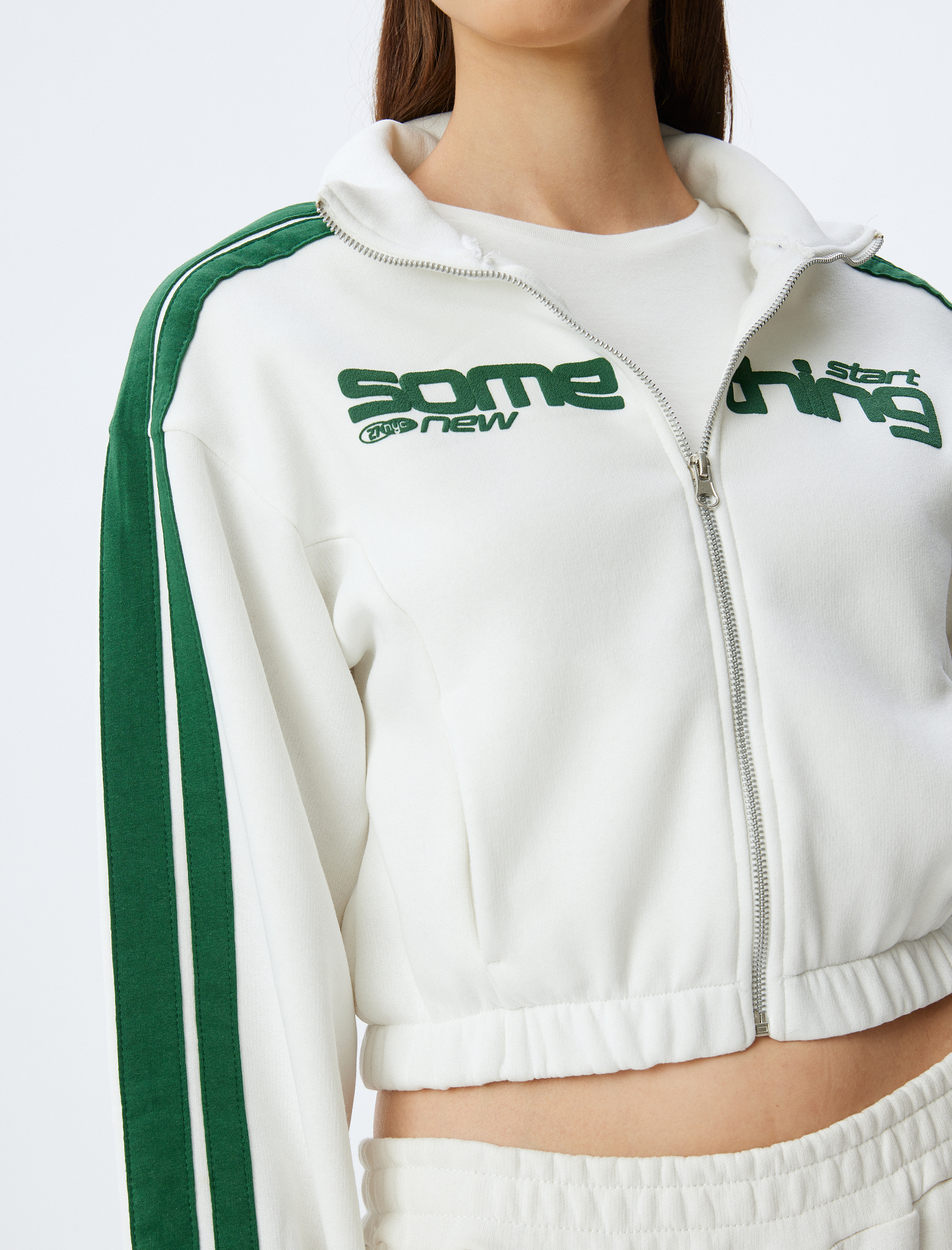   Şardonlu Crop Dik Yaka Biyeli Cep Detaylı Kolej Baskılı Fermuarlı Sweatshirt