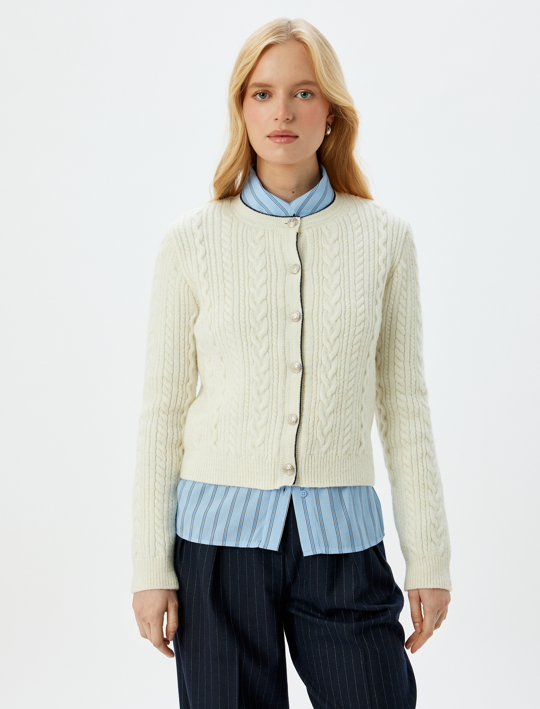   Düğmeli Yuvarlak Yaka Uzun Kollu Saç Örgü Hırka