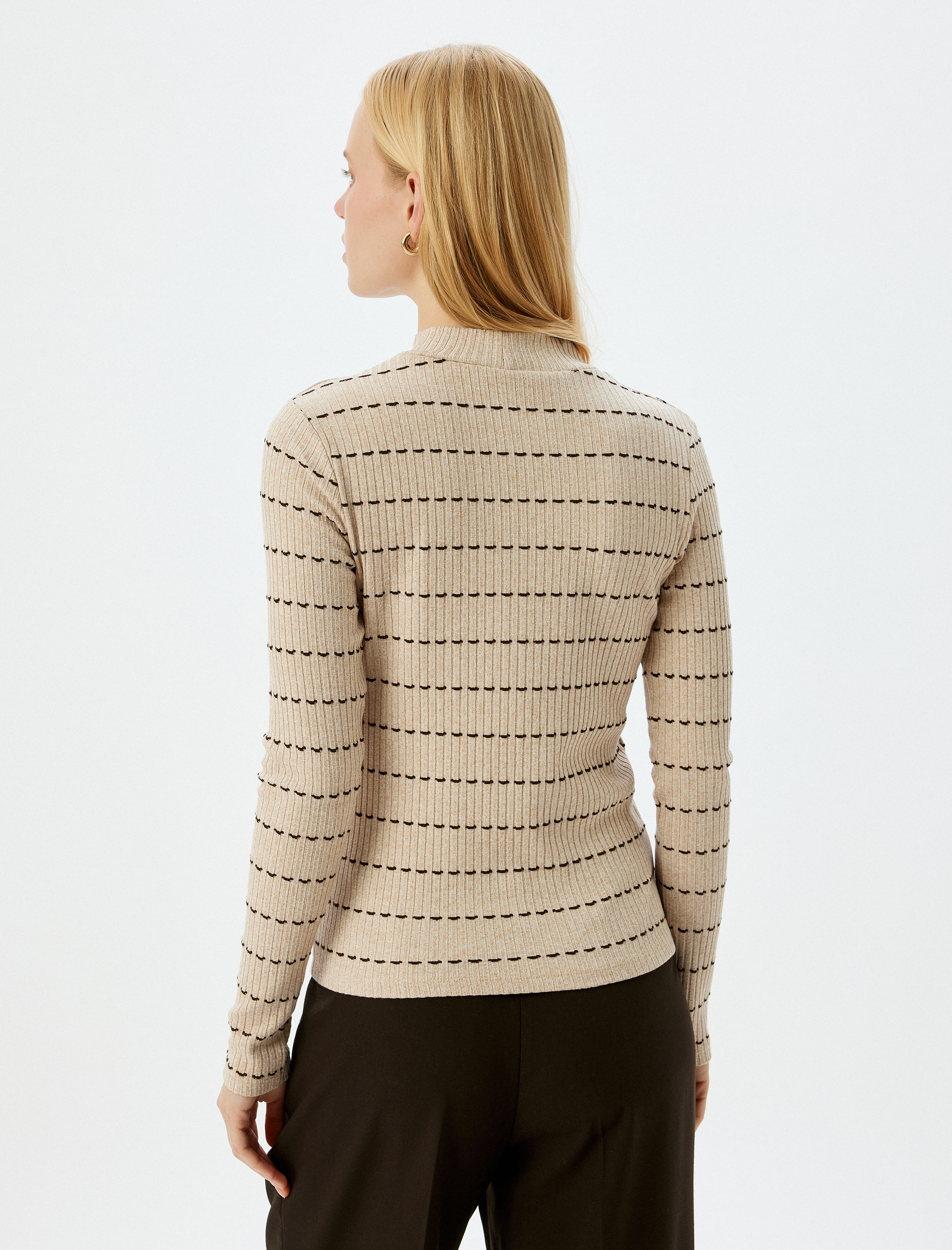   Uzun Kollu Hafif Dik Yaka Triko Kazak