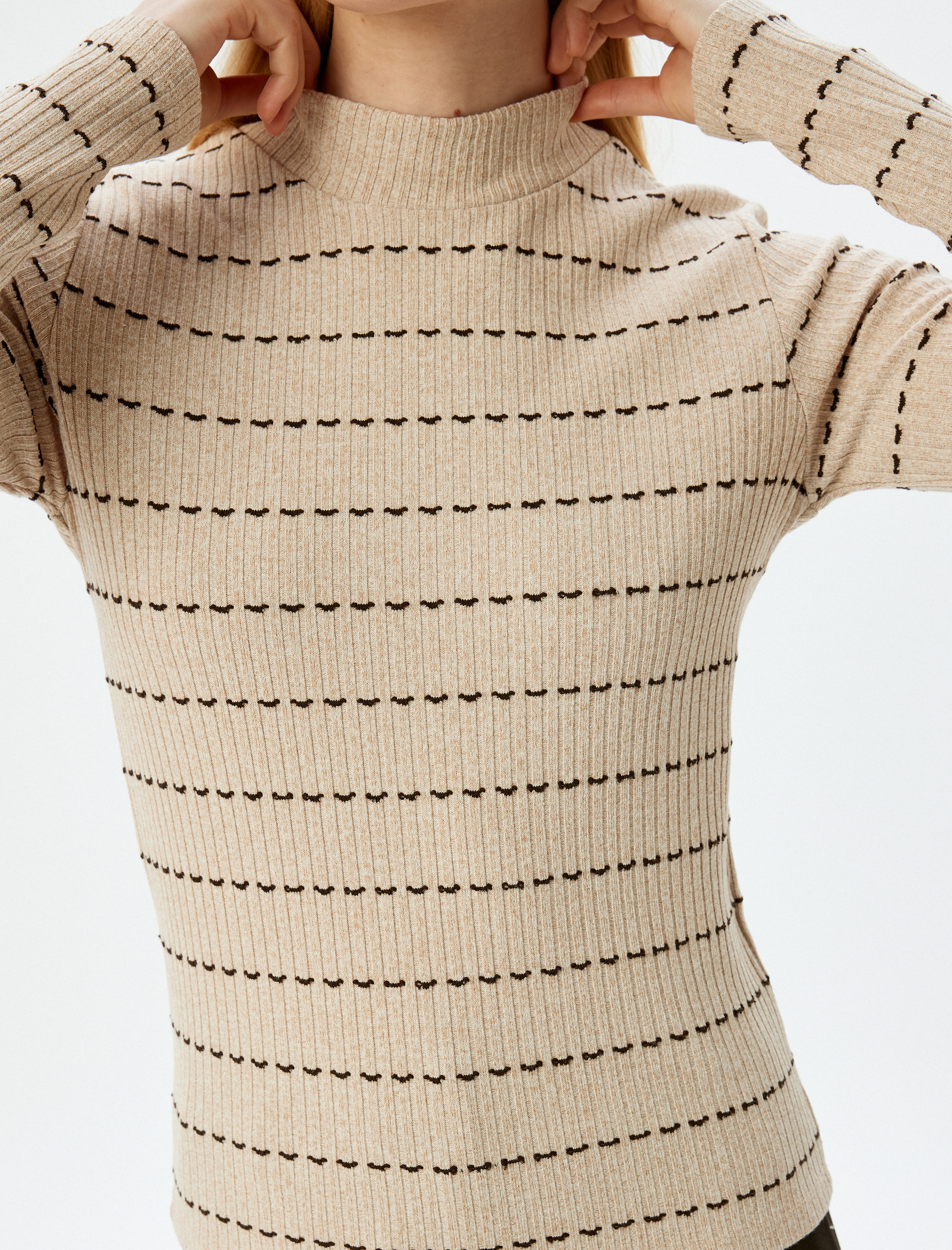   Uzun Kollu Hafif Dik Yaka Triko Kazak