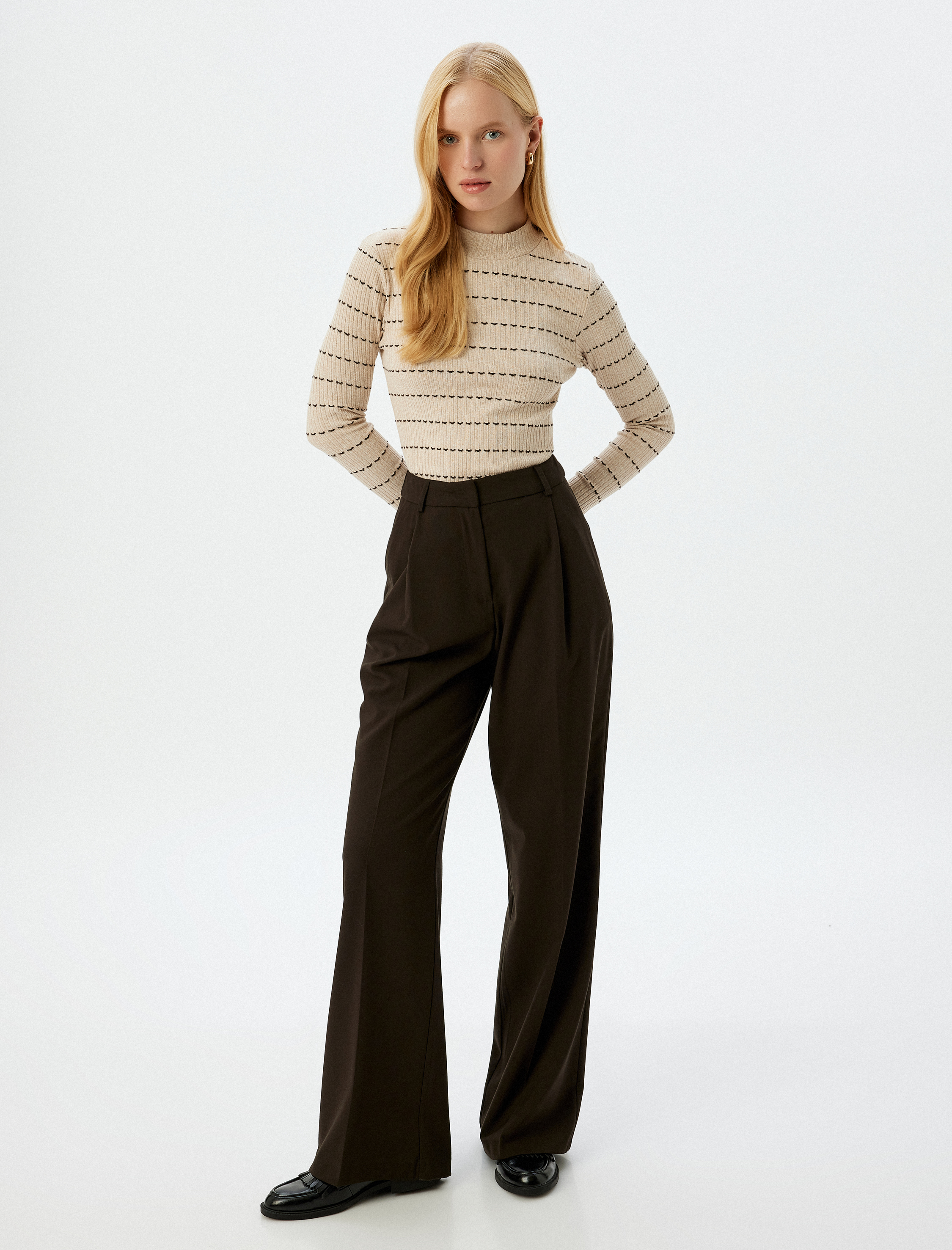   Uzun Kollu Hafif Dik Yaka Triko Kazak