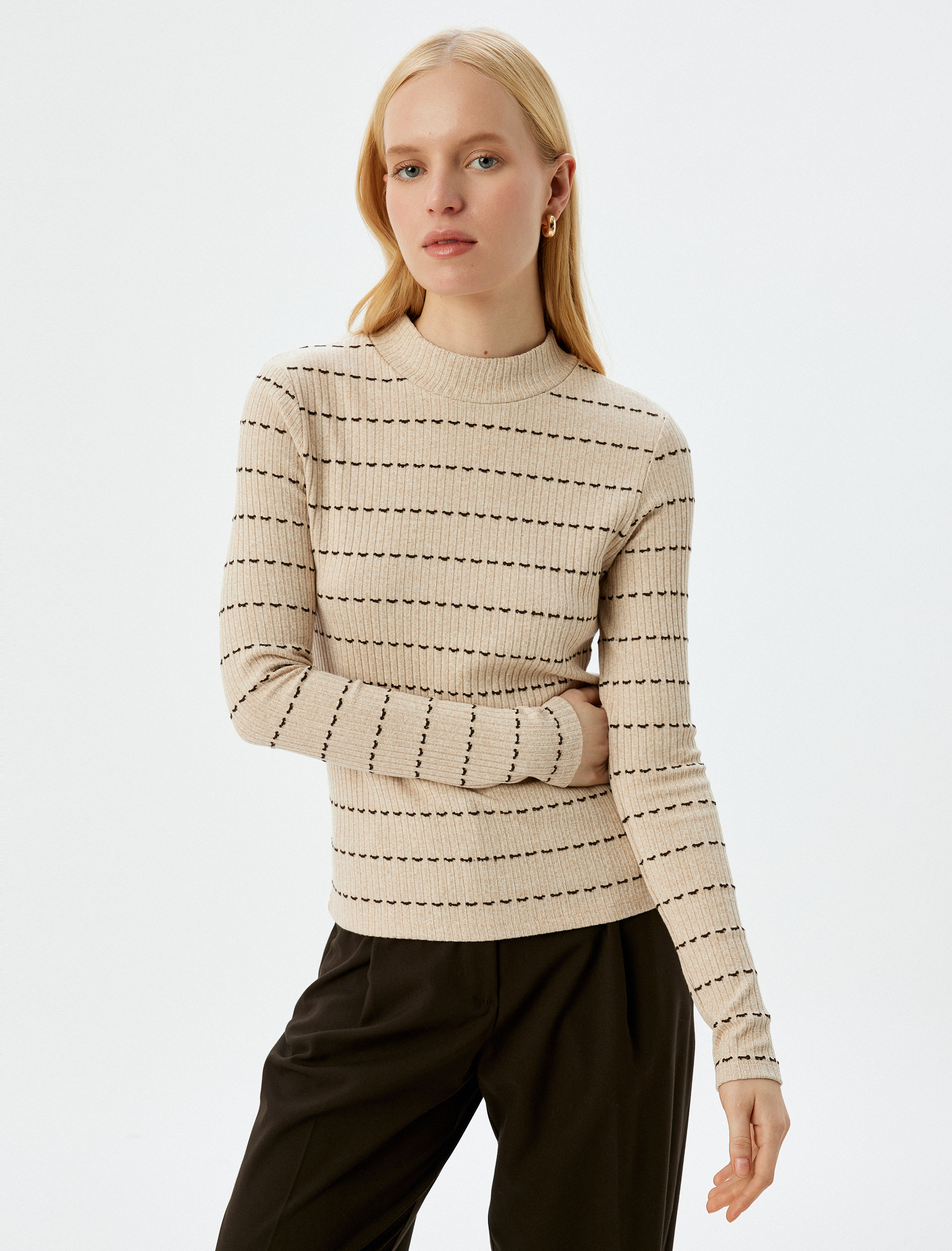   Uzun Kollu Hafif Dik Yaka Triko Kazak