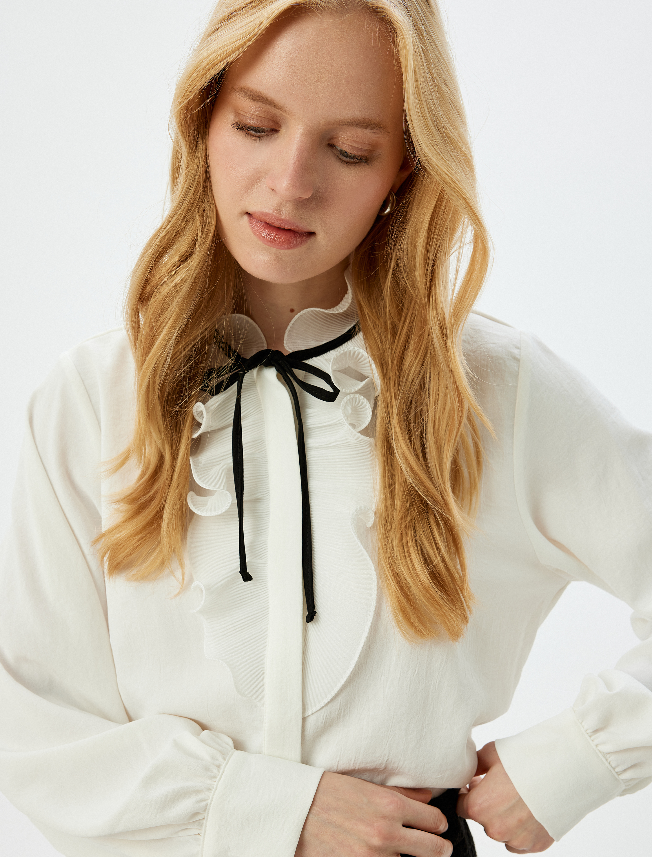   Uzun Kollu Volümlü  Fırfırlı Bağlama Detaylı Gömlek