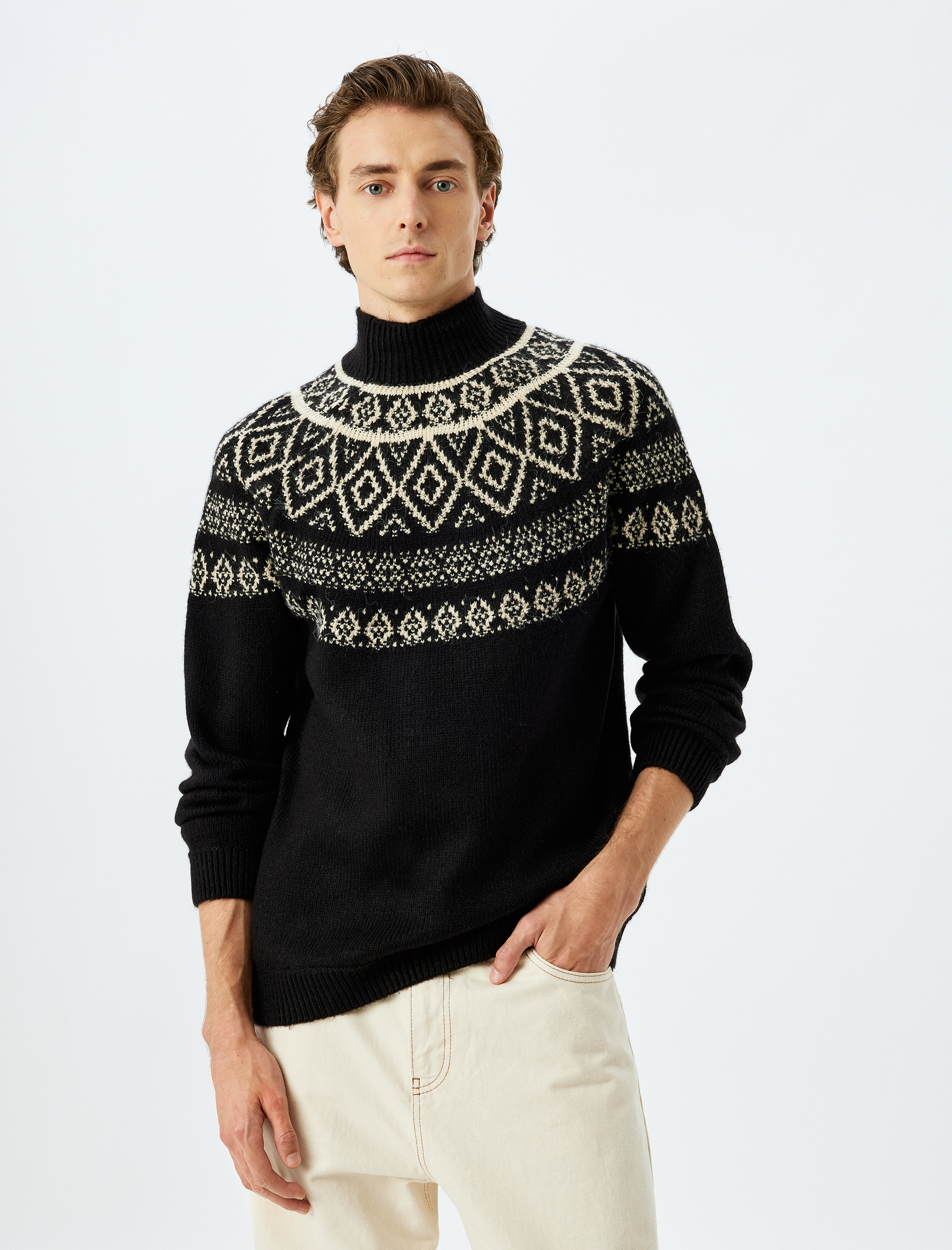 Dik Yaka Desenli Triko Kazak